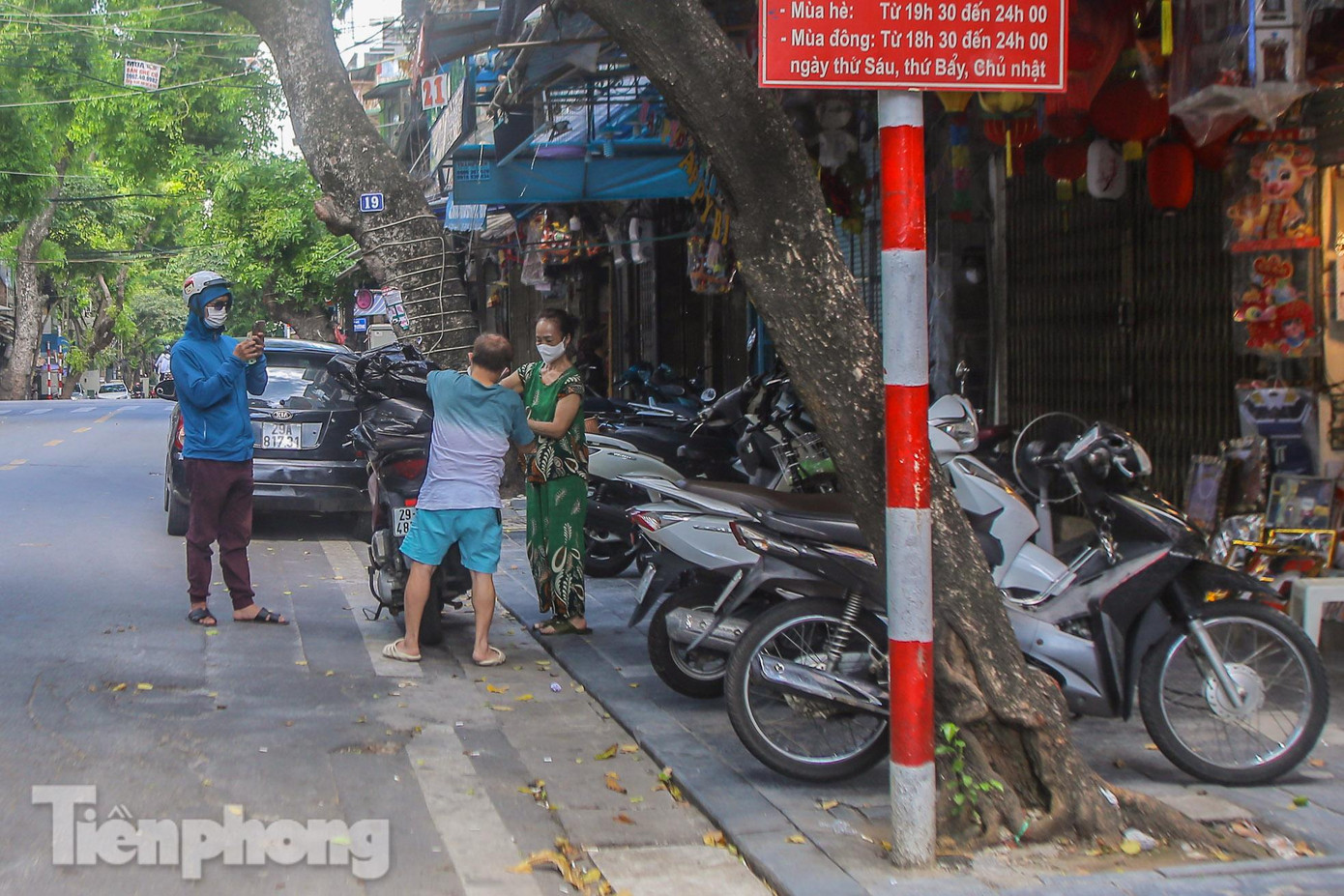 Đồ mã được gói gọn, nhanh chóng được chằng buộc lên xe người mua.