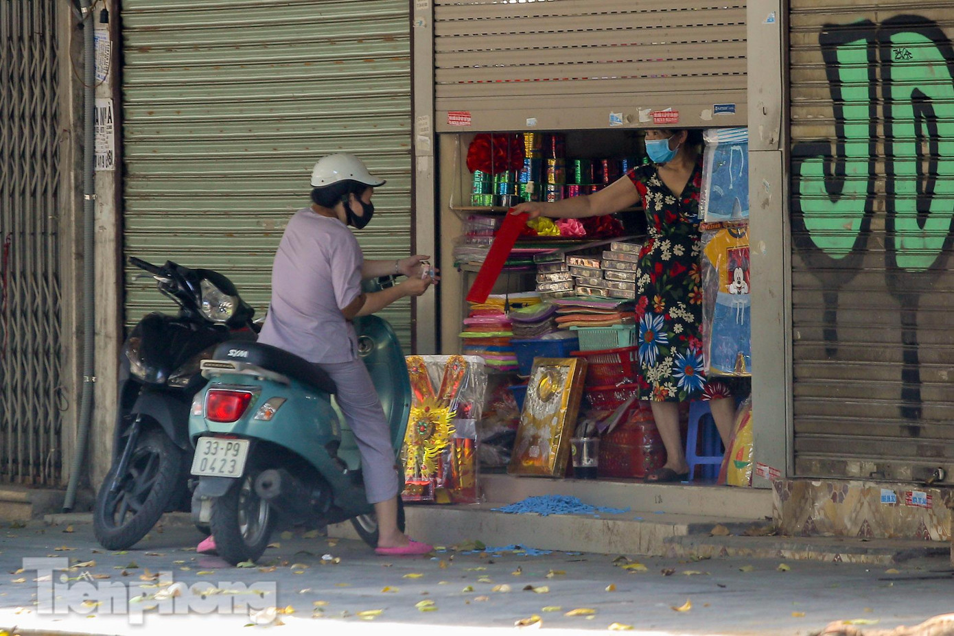 Một người tiêu dùng ghé qua một cửa hàng mua bán nhanh chóng.
