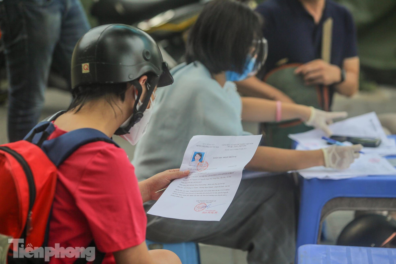 Một người ra đường nhưng không dùng đúng mẫu giấy đi đường do UBND TP Hà Nội ban hành bị kiểm tra, xử lý theo quy định