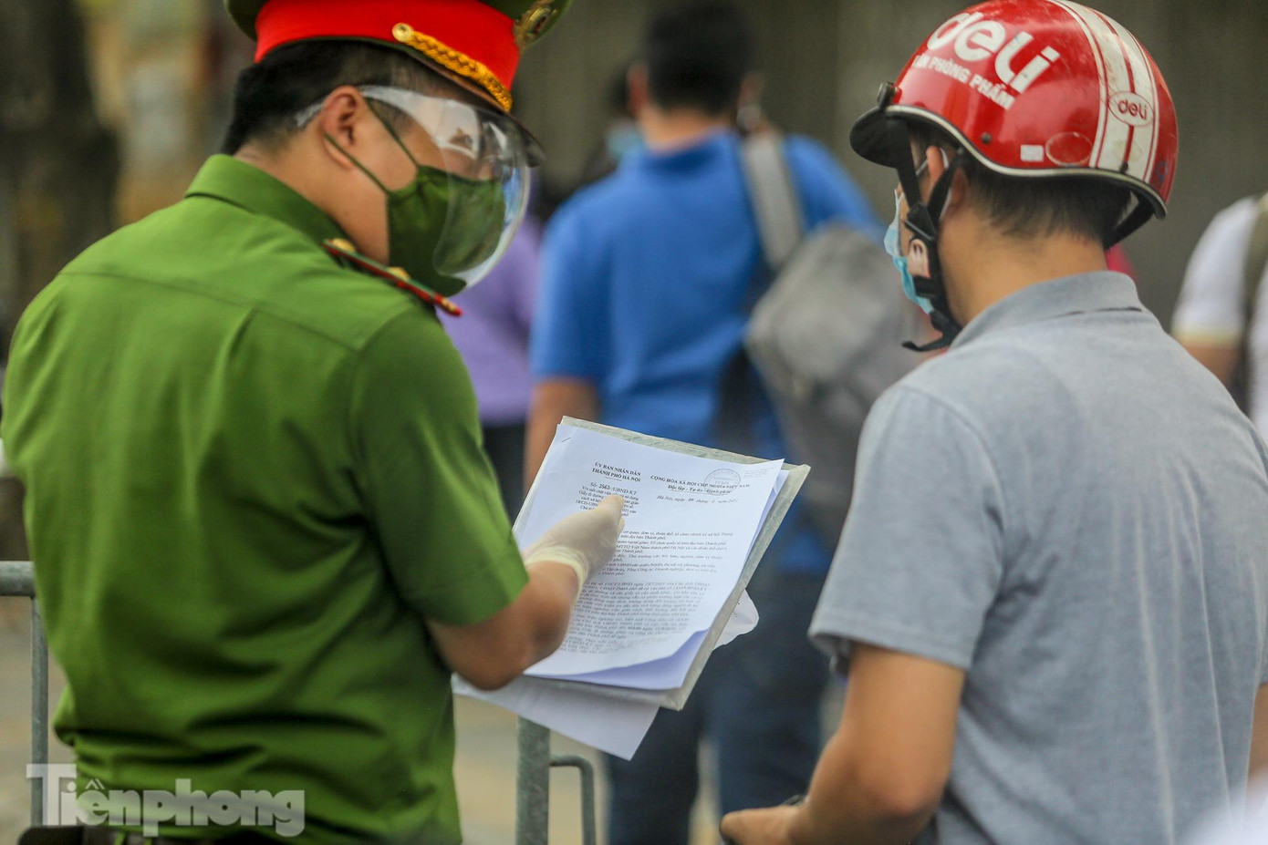 UBND thành phố giao công an thành phố; UBND các quận, huyện, thị xã siết chặt công tác kiểm tra, giám sát tại các chốt kiểm soát; chỉ đạo, hướng dẫn công an, UBND xã, phường, thị trấn; các lực lượng Tổ tự quản, Tổ COVID cộng đồng tăng cường công tác kiểm tra Giấy đi đường tại các chốt kiểm soát.