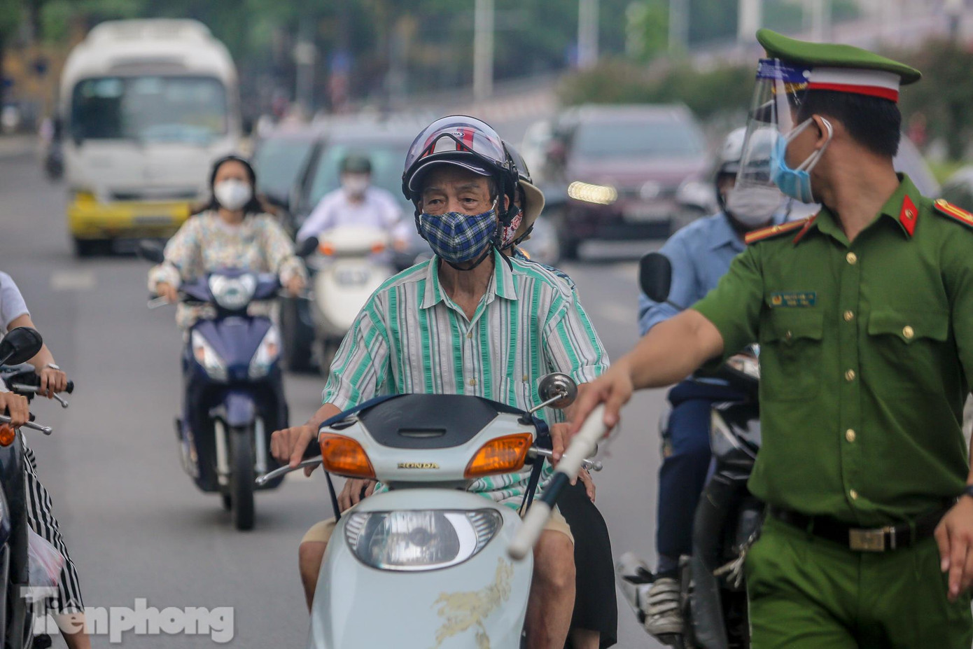 Một phương tiện yêu cầu dừng xe kiểm tra giấy tờ tại chốt kiểm soát COVID-19 trên đường Nguyễn Chí Thanh.