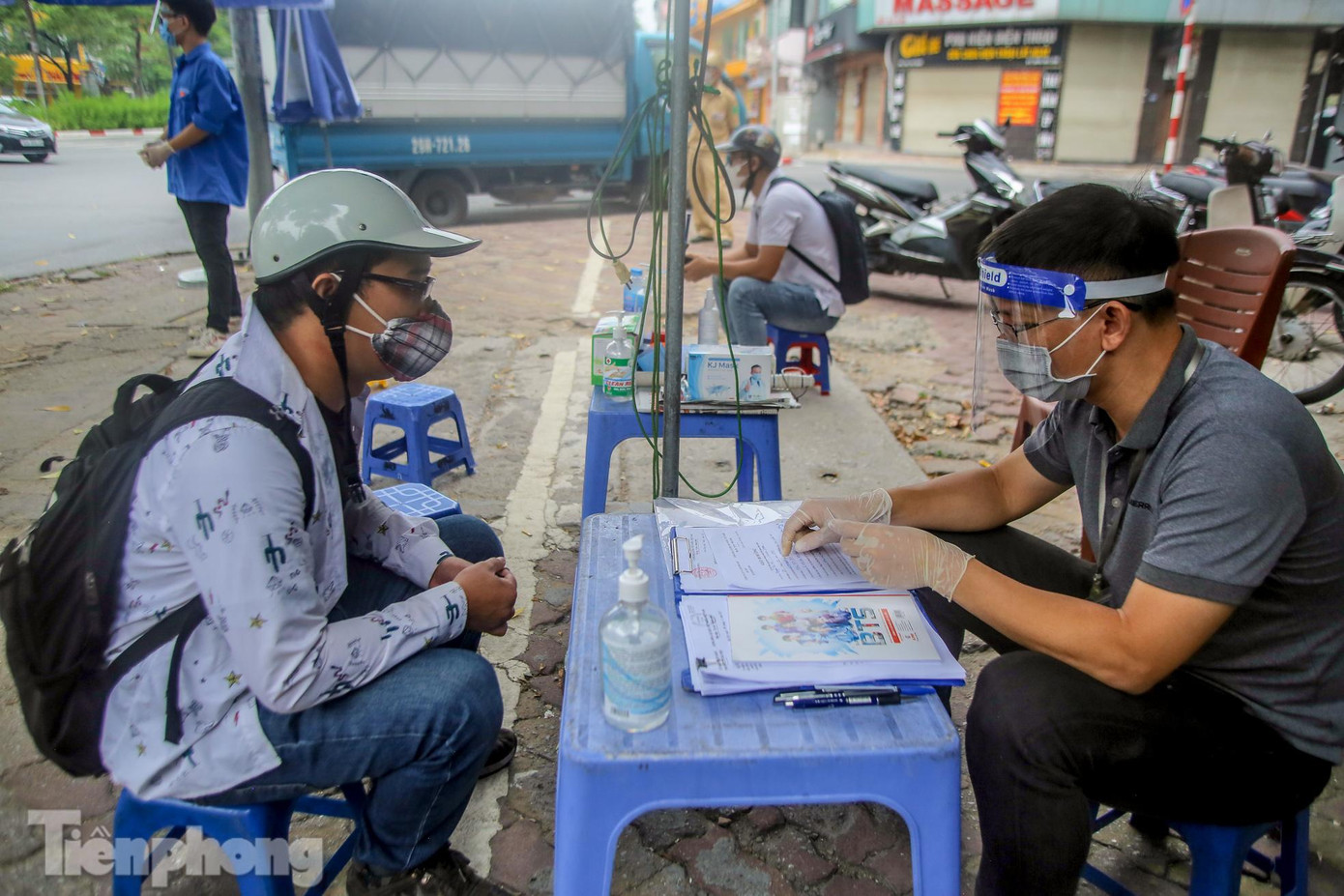 "Tôi biết quy định mới của Thành phố về việc siết chặt quy định ra đường, tuy nhiên cơ quan chiều nay (9/8) mới có thể xác nhận lịch phân công công việc cho tôi. Sau khi trình bày tại chốt kiểm soát thì tôi phải quay về nhà, chờ có đủ giấy tờ mới tiếp tục đi làm", anh Việt, nhân viên tại một công ty may mặc chia sẻ.