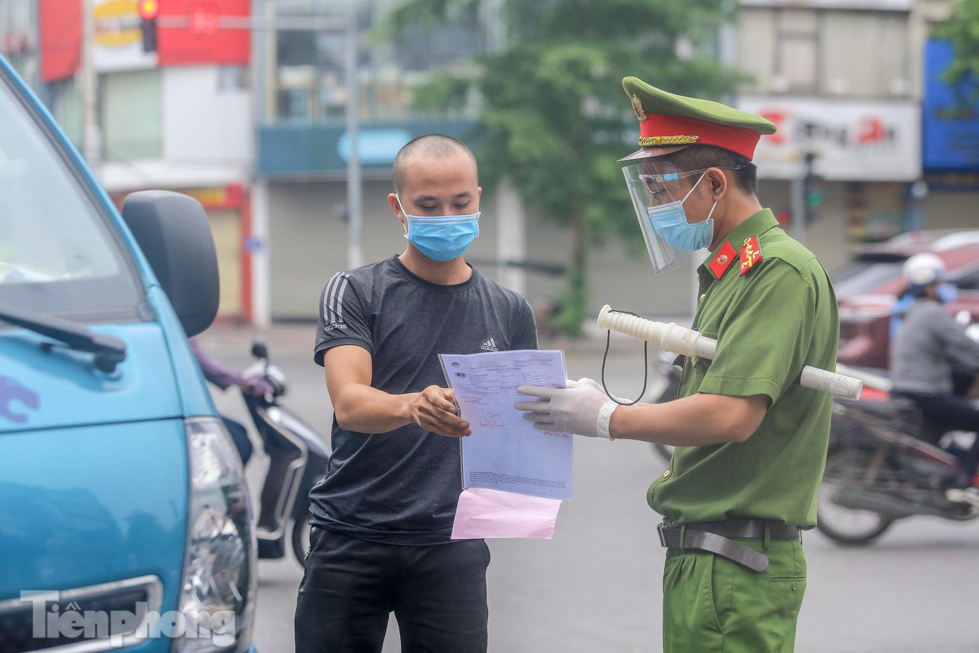 Việc kiểm tra đảm bảo đúng mục đích, đúng đối tượng theo hướng kiểm soát, giám sát việc sử dụng Giấy đi đường có điểm đến trên địa bàn mình quản lý để phát hiện, nhắc nhở hoặc kiến nghị xử lý các cơ quan, đơn vị, doanh nghiệp chưa tổ chức thực hiện nghiêm chỉ đạo của UBND thành phố về bố trí lịch làm việc, sản xuất, kinh doanh trong thời gian giãn cách.