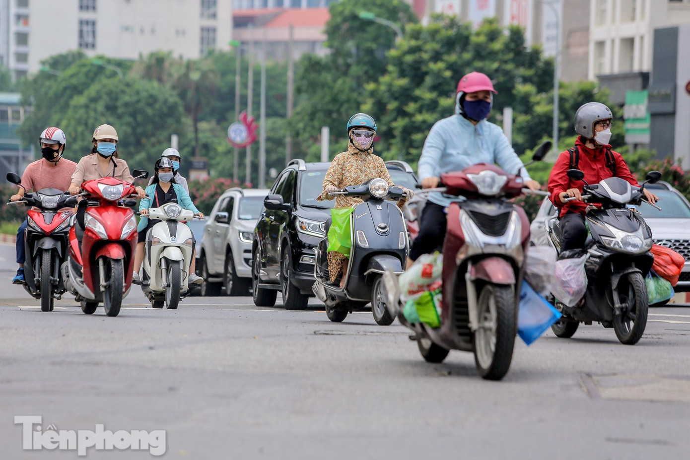 Trong Công điện ban hành ngày 21/8 đợt giãn cách thứ 3 nêu rõ: "Bên cạnh kết quả đã đạt được vẫn còn những tồn tại, nguy cơ, thách thức đặt ra khi lượng người ra đường vẫn đông, nhiều trường hợp vi phạm đã bị xử lý; thành phố liên tiếp ghi nhận những ca nhiễm mới trong cộng đồng tại các khu vực có mật độ dân cư đông, địa bàn phức tạp, các cơ sở sản xuất, cung cấp dịch vụ thiết yếu đang hoạt động đan xen tại khu vực". Trong Công điện ban hành ngày 21/8 đợt giãn cách thứ 3 nêu rõ: "Bên cạnh kết quả đã đạt được vẫn còn những tồn tại, nguy cơ, thách thức đặt ra khi lượng người ra đường vẫn đông, nhiều trường hợp vi phạm đã bị xử lý; thành phố liên tiếp ghi nhận những ca nhiễm mới trong cộng đồng tại các khu vực có mật độ dân cư đông, địa bàn phức tạp, các cơ sở sản xuất, cung cấp dịch vụ thiết yếu đang hoạt động đan xen tại khu vực".