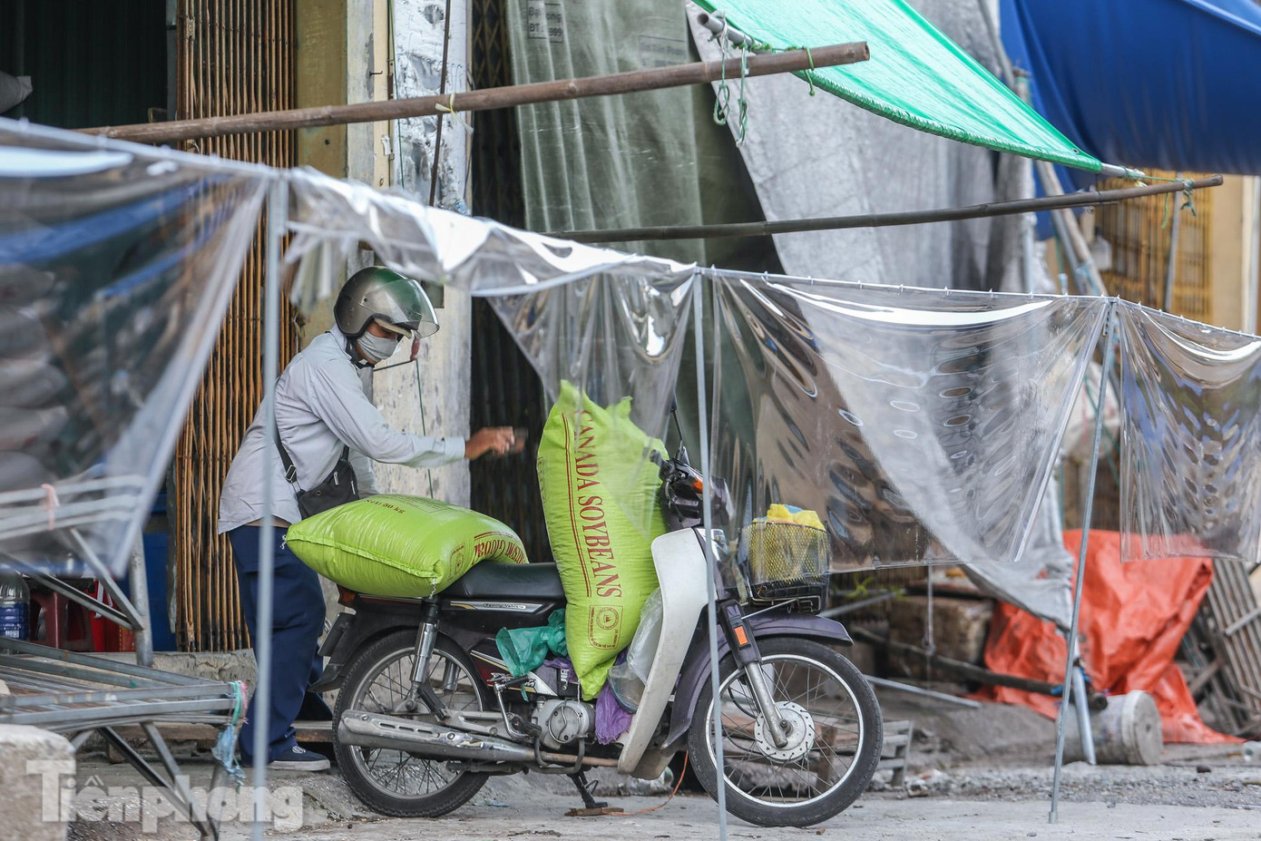 Theo quan sát của PV, trước ngày mở cửa, tất cả các gian hàng trong chợ đã được chuẩn bị tấm ni-long chắn ngăn tiếp xúc giữa người bán và người mua. Theo quan sát của PV, trước ngày mở cửa, tất cả các gian hàng trong chợ đã được chuẩn bị tấm ni-long chắn ngăn tiếp xúc giữa người bán và người mua.