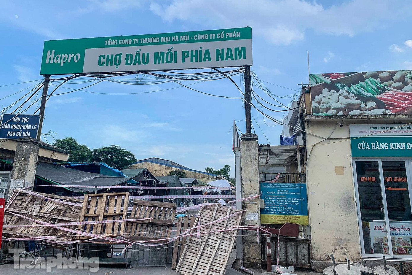 Theo UBND quận Hoàng Mai (Hà Nội), đến 0 giờ ngày 20/8 khu vực kinh doanh rau, củ, quả và hàng hóa thiết yếu tại chợ đầu mối phía Nam sẽ bắt đầu mở cửa hoạt động trở lại để phục vụ nhân dân sau thời gian tạm đóng cửa bảo đảm phòng, chống dịch COVID-19. Theo UBND quận Hoàng Mai (Hà Nội), đến 0 giờ ngày 20/8 khu vực kinh doanh rau, củ, quả và hàng hóa thiết yếu tại chợ đầu mối phía Nam sẽ bắt đầu mở cửa hoạt động trở lại để phục vụ nhân dân sau thời gian tạm đóng cửa bảo đảm phòng, chống dịch COVID-19.