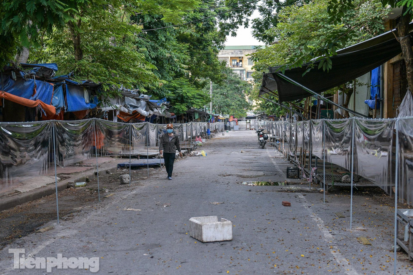 Theo phương án của Ban Quản lý chợ, những tiểu thương kinh doanh tại chợ sẽ phải có hai điều kiện bắt buộc, gồm đã được tiêm một mũi vắc xin phòng ngừa COVID-19 và có xét nghiệm PCR âm tính SARS-CoV-2. Theo phương án của Ban Quản lý chợ, những tiểu thương kinh doanh tại chợ sẽ phải có hai điều kiện bắt buộc, gồm đã được tiêm một mũi vắc xin phòng ngừa COVID-19 và có xét nghiệm PCR âm tính SARS-CoV-2.