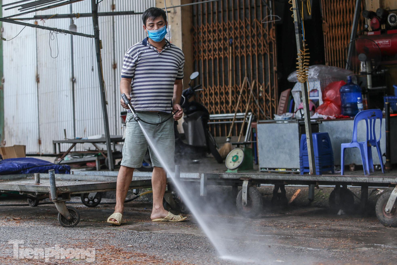 Một số tiểu thương dọn dẹp lại các ki-ốt, sạp hàng buôn bán trước ngày mở cửa. Một số tiểu thương dọn dẹp lại các ki-ốt, sạp hàng buôn bán trước ngày mở cửa.