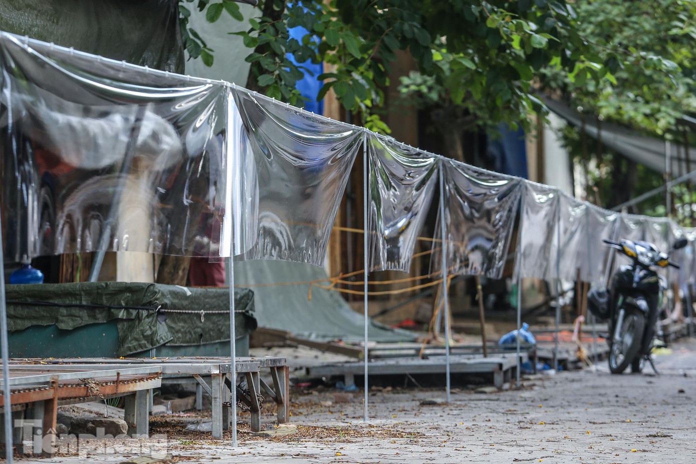 Đối với khách vào chợ sẽ chia làm hai nhóm. Một là khách mua buôn, tức là mua để buôn bán lại tại các chợ, các điểm kinh doanh trên địa bàn thành phố, thì phải có xác nhận là tiểu thương kinh doanh buôn bán tại chợ đó, ví dụ như phải có xác nhận là tiểu thương buôn bán tại chợ Nguyễn An Ninh, chợ Mai Động... Đối với khách vào chợ sẽ chia làm hai nhóm. Một là khách mua buôn, tức là mua để buôn bán lại tại các chợ, các điểm kinh doanh trên địa bàn thành phố, thì phải có xác nhận là tiểu thương kinh doanh buôn bán tại chợ đó, ví dụ như phải có xác nhận là tiểu thương buôn bán tại chợ Nguyễn An Ninh, chợ Mai Động...