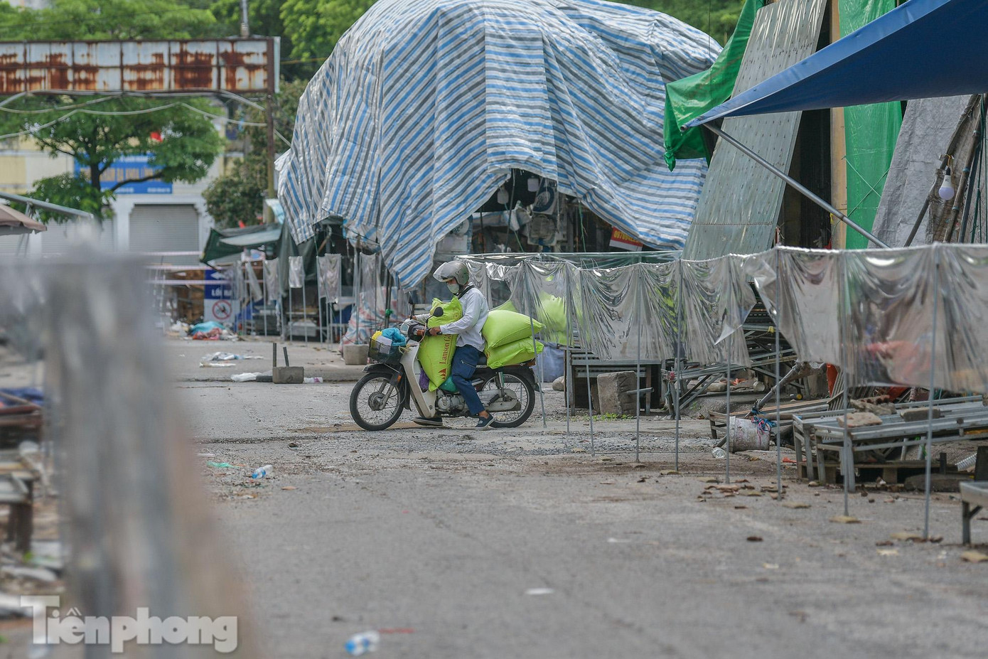 Trong đợt mở cửa trở lại này, chợ đầu mối Phía nam sẽ giảm ít nhất 50% số người làm việc, và 50% hộ kinh doanh lẻ trong chợ. Trong đợt mở cửa trở lại này, chợ đầu mối Phía nam sẽ giảm ít nhất 50% số người làm việc, và 50% hộ kinh doanh lẻ trong chợ.