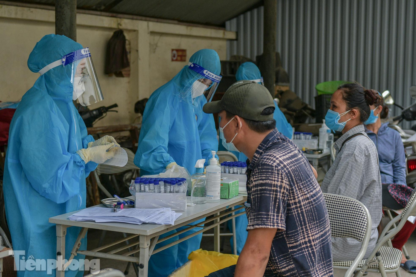 Theo đó, cứ sau 1 tuần hoạt động, trung tâm sẽ test COVID-19 xác suất đối với các tiểu thương, người lao động trong chợ để có thể kịp thời phát hiện các ca nghi nhiễm nếu có. Theo đó, cứ sau 1 tuần hoạt động, trung tâm sẽ test COVID-19 xác suất đối với các tiểu thương, người lao động trong chợ để có thể kịp thời phát hiện các ca nghi nhiễm nếu có.