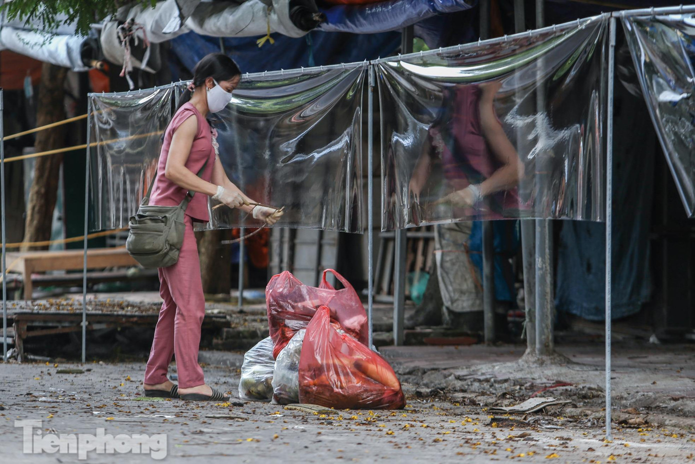 Thứ hai, đối với các hộ dân vào chợ mua phục vụ dân sinh, thời gian hoạt động từ 5h30 đến 11h hằng ngày. Người đi chợ sẽ phải có các thẻ đi chợ của chính quyền địa phương phát, trình tại cổng ra vào chợ. Thứ hai, đối với các hộ dân vào chợ mua phục vụ dân sinh, thời gian hoạt động từ 5h30 đến 11h hằng ngày. Người đi chợ sẽ phải có các thẻ đi chợ của chính quyền địa phương phát, trình tại cổng ra vào chợ.