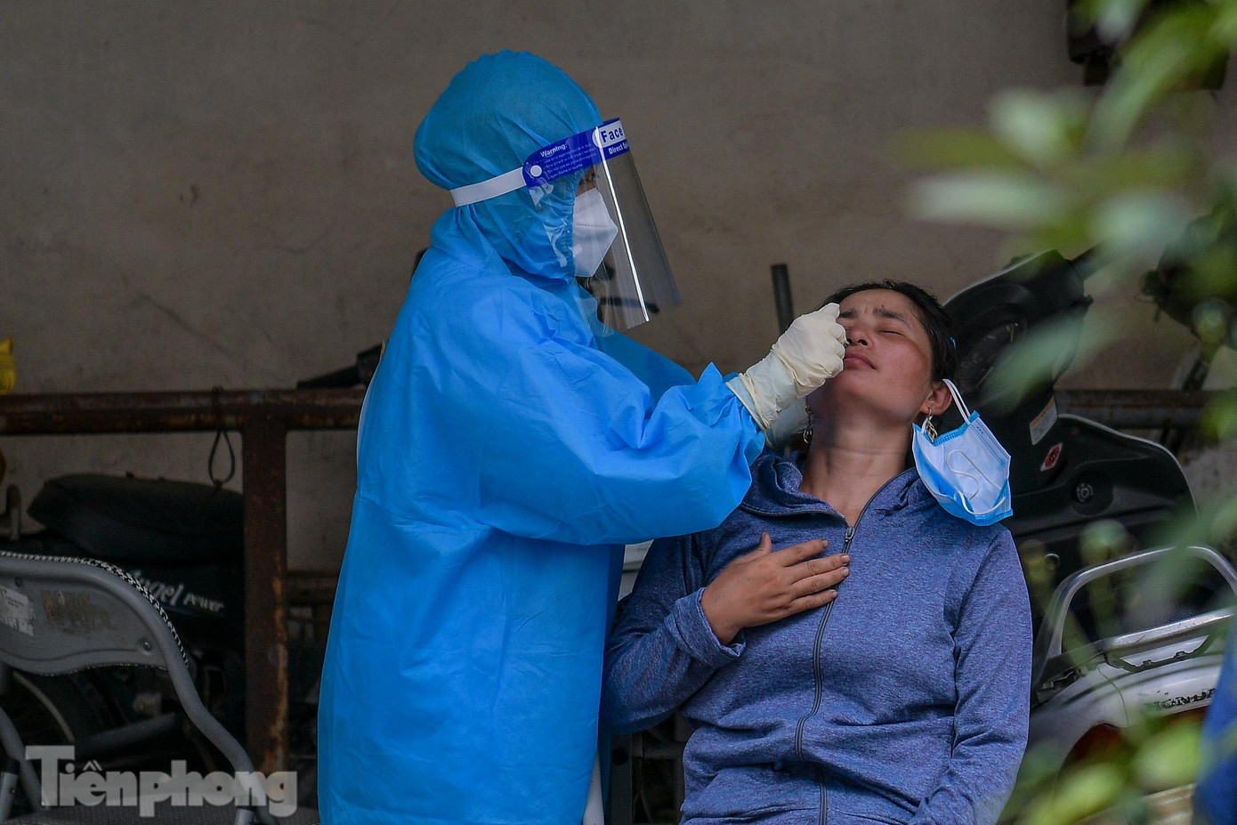 Trước đó, từ ngày 28/7, chợ đầu mối phía Nam (chợ Đền Lừ) dừng hoạt động vì có ca mắc COVID-19. Người này là tiểu thương buôn bán trứng trong chợ, quê ở huyện Ứng Hoà, trú trên địa bàn phường Hoàng Văn Thụ. Trước đó, từ ngày 28/7, chợ đầu mối phía Nam (chợ Đền Lừ) dừng hoạt động vì có ca mắc COVID-19. Người này là tiểu thương buôn bán trứng trong chợ, quê ở huyện Ứng Hoà, trú trên địa bàn phường Hoàng Văn Thụ.