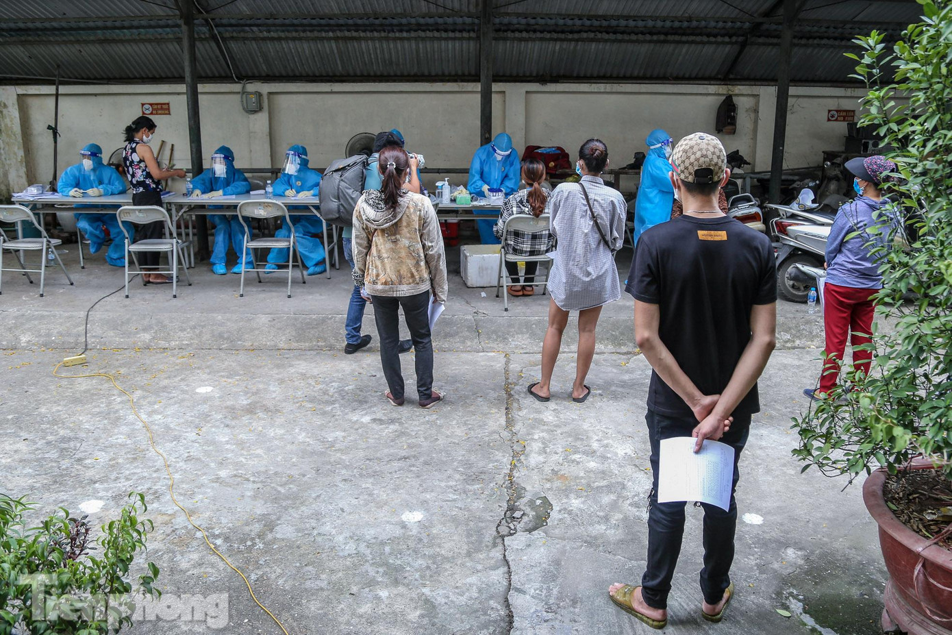 Trước ngày mở cửa, tiểu thương, người lao động của khu chợ đồng loạt đi xét nghiệm theo yêu cầu của BQL. Trước ngày mở cửa, tiểu thương, người lao động của khu chợ đồng loạt đi xét nghiệm theo yêu cầu của BQL.