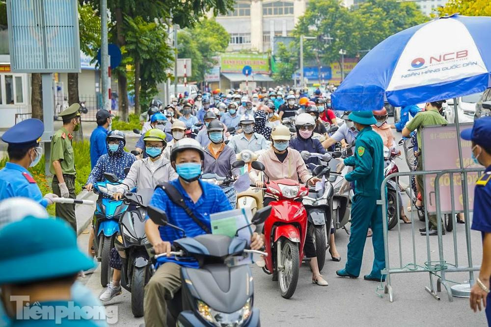 Ngày 9/8, Hà Nội tiếp tục siết chặt việc kiểm soát người ra đường. Ngoài giấy đi đường và giấy tờ tùy thân, người dân phải có thêm giấy phân công nhiệm vụ, lịch, ca trực của đơn vị. Nhiều chốt kiểm soát tại nội đô trở nên ùn ứ các phương tiện dừng chờ kiểm tra. Ngày 9/8, Hà Nội tiếp tục siết chặt việc kiểm soát người ra đường. Ngoài giấy đi đường và giấy tờ tùy thân, người dân phải có thêm giấy phân công nhiệm vụ, lịch, ca trực của đơn vị. Nhiều chốt kiểm soát tại nội đô trở nên ùn ứ các phương tiện dừng chờ kiểm tra.