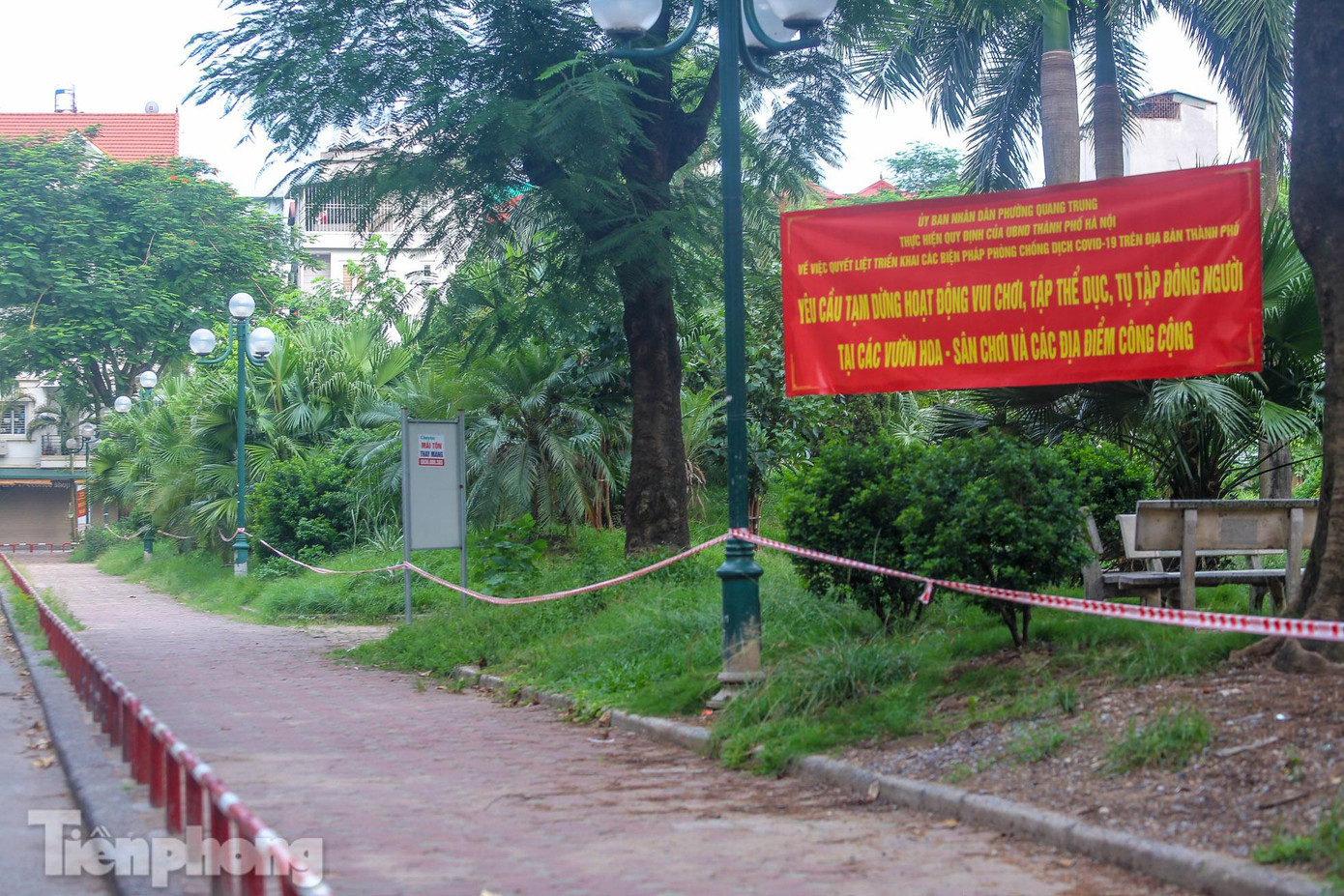 Giăng dây quanh vườn hoa 1-6 (phường Quang Trung, quận Đống Đa, Hà Nội).