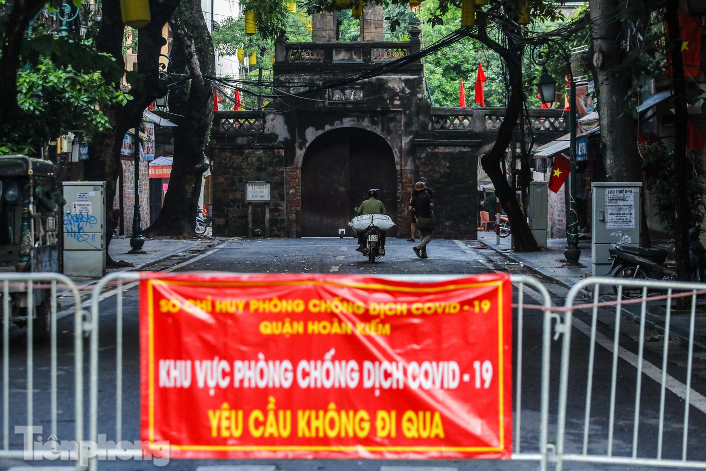 Từ giãn cách toàn thành phố đến bỏ phân vùng: 6h sáng 24/7, UBND TP Hà Nội quyết định giãn cách xã hội theo Chỉ thị 16 của Thủ tướng Chính phủ trên địa bàn thành phố để phòng chống dịch COVID-19. Hà Nội bước vào những ngày đầu giãn cách, phố phường, đường xã vắng vẻ, ít người đi lại, các khu công cộng, nơi tụ tập đều được giăng dây phong tỏa. Từ giãn cách toàn thành phố đến bỏ phân vùng: 6h sáng 24/7, UBND TP Hà Nội quyết định giãn cách xã hội theo Chỉ thị 16 của Thủ tướng Chính phủ trên địa bàn thành phố để phòng chống dịch COVID-19. Hà Nội bước vào những ngày đầu giãn cách, phố phường, đường xã vắng vẻ, ít người đi lại, các khu công cộng, nơi tụ tập đều được giăng dây phong tỏa.