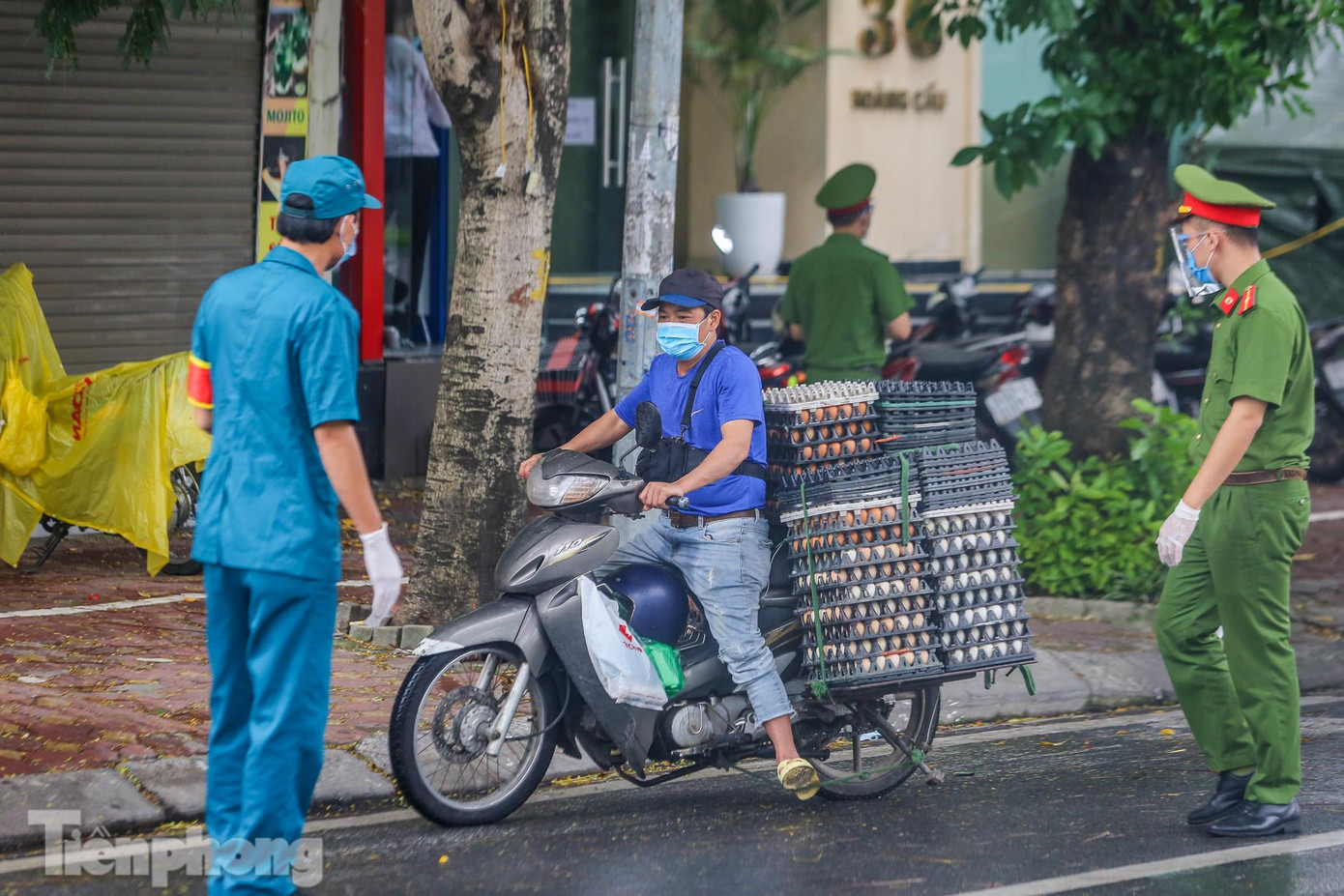 Theo văn bản sáng 10/8 của thành phố Hà Nội, người đi đường cần xuất trình giấy tờ tùy thân (Chứng minh nhân dân/Căn cước công dân/Hộ chiếu) kèm theo Giấy đi đường theo mẫu Giấy đã được ban hành của UBND thành phố Hà Nội, không cần thêm giấy phân công nhiệm vụ, lịch, ca trực của đơn vị.