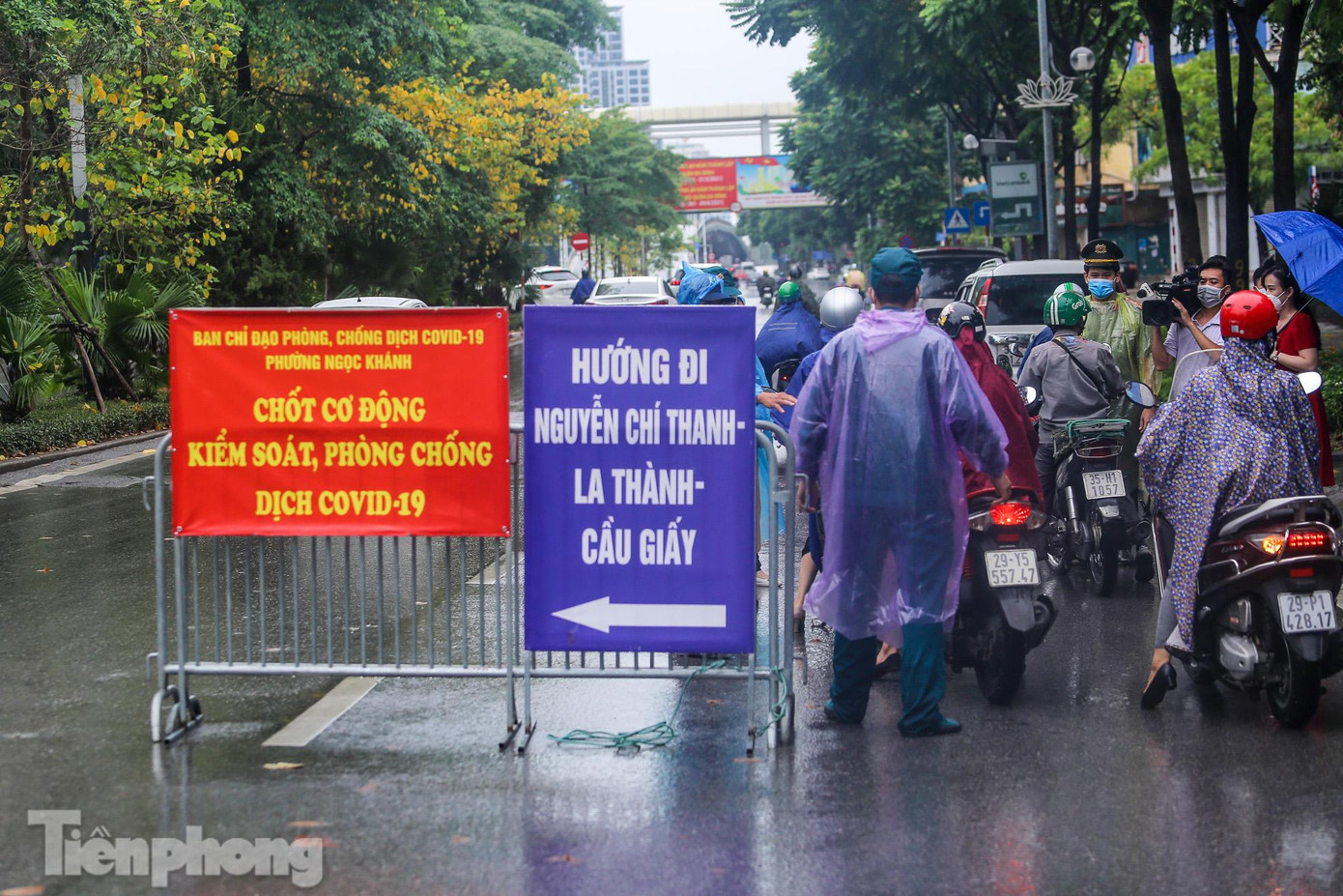 Sáng nay (10/8), mặc dù trời mưa lớn, nhưng nhiều chốt kiểm soát, phòng chống dịch COVID-19 vẫn hoạt động.