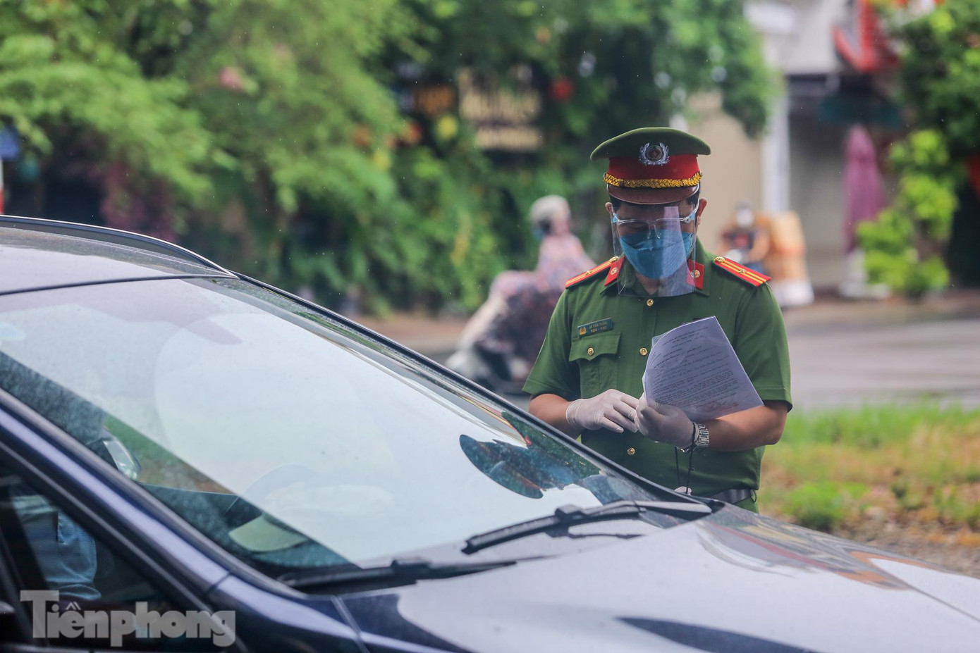 Với những trường hợp thiếu các giấy tờ cần thiết, lực lượng chức năng chỉ tiến hành nhắc nhở. Các trường hợp không đủ giấy tờ đều được yêu cầu quay trở về nhà, không được lưu thông.. Tuy nhiên, vẫn có một số trường hợp ra ngoài không có lý do bị chốt kiểm soát lập biên bản xử phạt.