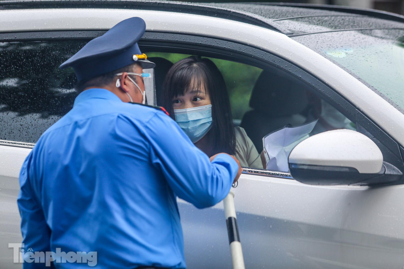 Một người xuất trình đủ giấy đi đường và giấy tờ tùy thân nhanh chóng được di chuyển qua chốt kiểm soát.