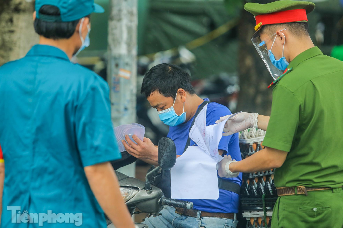 Văn bản cũng yêu cầu các lực lượng, các chốt kiểm soát thực hiện nhiệm vụ tăng cường kiểm tra, giám sát và liên thông thông tin để phát hiện, nhắc nhở, kiến nghị xử lý các đơn vị cấp Giấy đi đường không đúng đối tượng, không đúng mục đích trong thời gian giãn cách. Yêu cầu các lực lượng thực hiện tốt, linh hoạt, tránh gây ùn tắc, mất an toàn trong phòng, chống dịch và trên tinh thần tạo điều kiện thuận lợi nhất cho tổ chức, cá nhân.