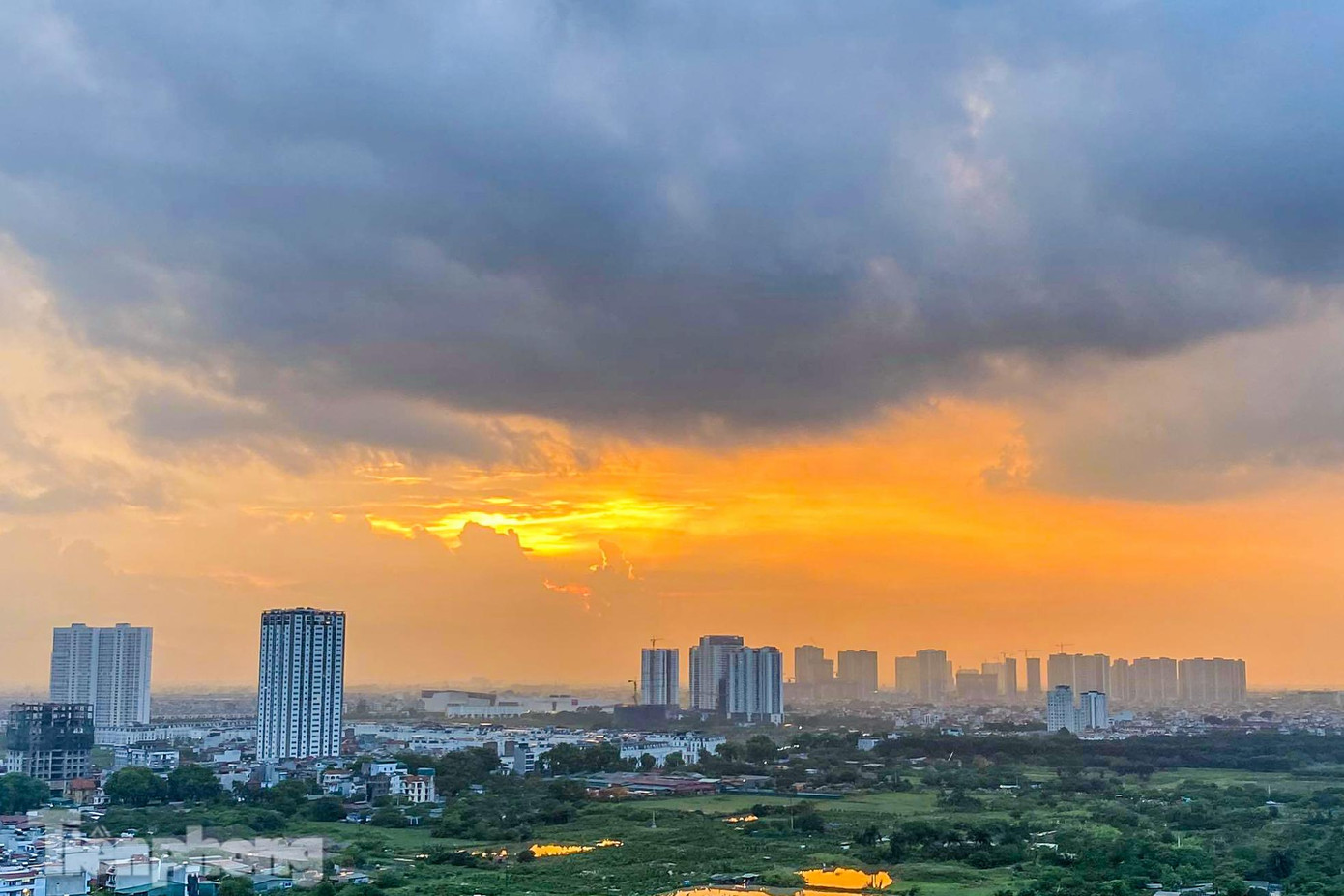 Theo Trung tâm dự báo khí tượng thủy văn Quốc gia, rãnh áp thấp có trục ở khoảng 11-14 độ vĩ Bắc nối với vùng áp thấp có vị trí lúc 13h chiều nay ở khoảng 11,5-12,5 độ vĩ Bắc; 112,5-113,5 độ kinh Đông. Tại khu vực Hà Nội, đêm nay và sáng sớm mai (29/8), có lúc có mưa rào và dông, cục bộ có mưa vừa, mưa to. Trong mưa dông có khả năng xảy ra lốc, sét và gió giật mạnh. Cảnh báo cấp độ rủi ro thiên tai do mưa lớn, lốc, sét, mưa đá: Cấp 1.