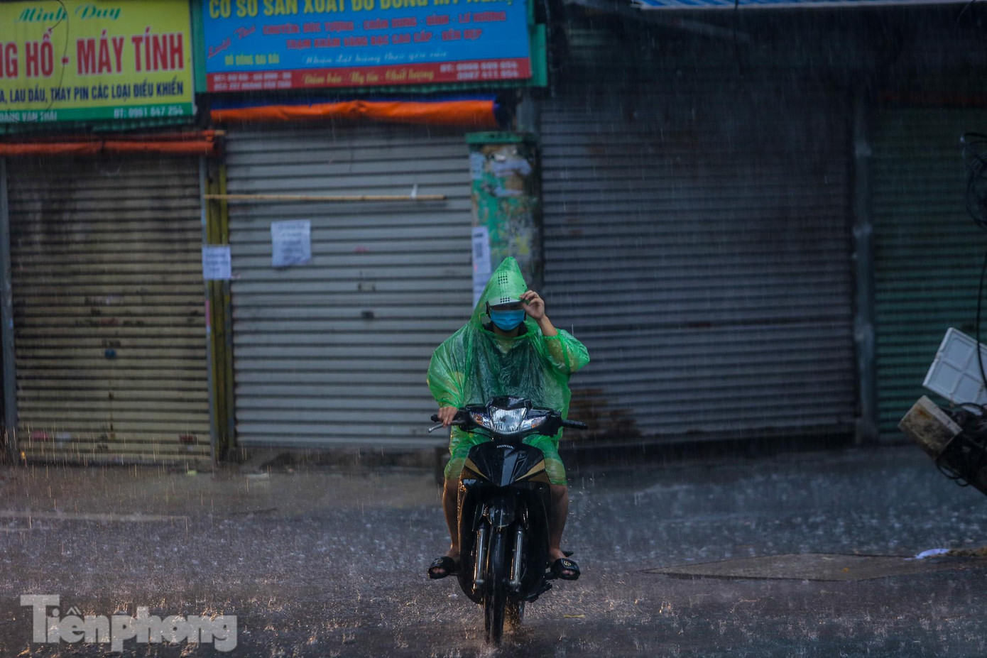 Cơn mưa xối xả khiến những người tham gia giao thông di chuyển khó khăn.