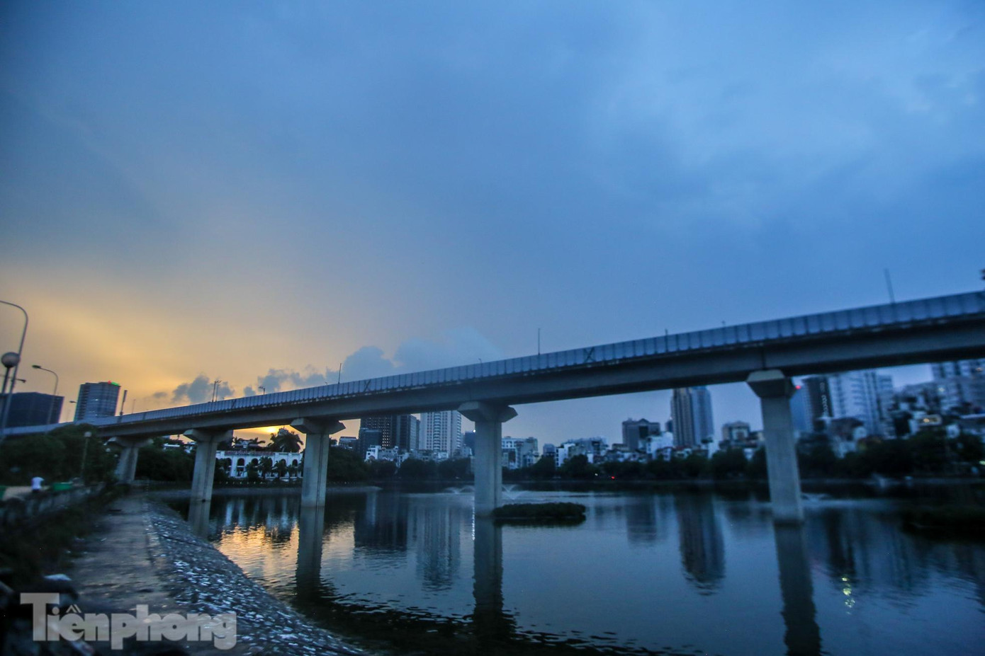 Mây đen bao trùm bầu trời Hà Nội.