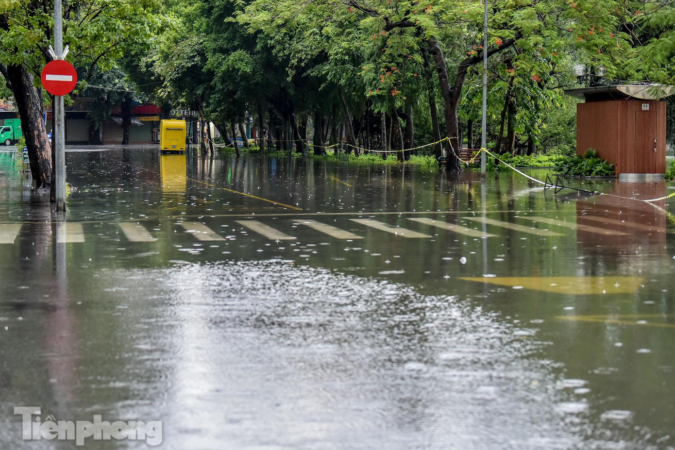 Đoạn phố Lê Thái Tổ, ngay sát hồ Hoàn Kiếm chịu cảnh ngập tương tự.