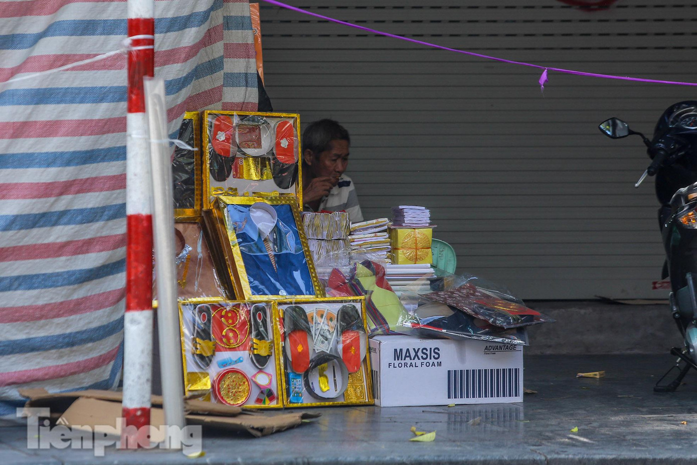 Các mặt hàng được cái tiểu thương bày ra đều nhỏ gọn, dễ mua bán.