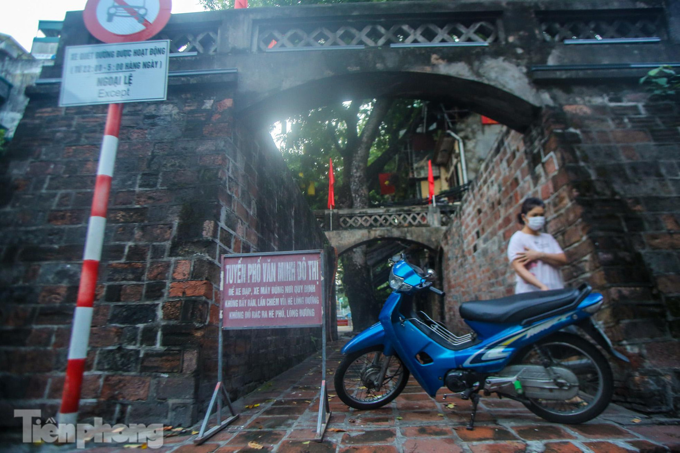 Hai cửa bên được lực lượng chức năng chặn lối từ 22h đến 6h sáng hôm sau.