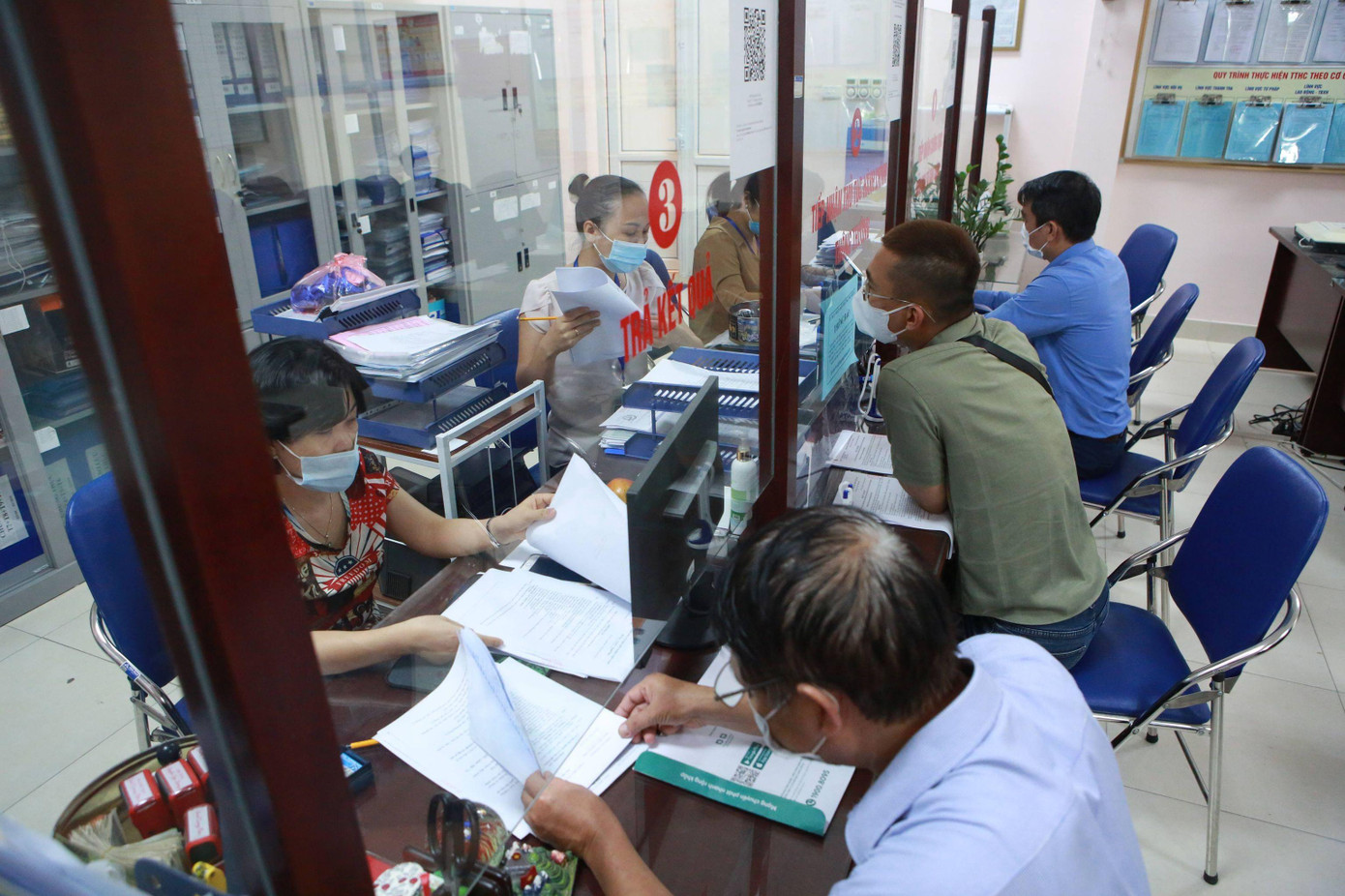 Ngày 9/8, Hà Nội tiếp tục siết chặt việc kiểm soát người ra đường. Ngoài giấy đi đường và giấy tờ tùy thân, người dân phải có thêm giấy phân công nhiệm vụ, lịch, ca trực của đơn vị. Nhiều chốt kiểm soát tại nội đô trở nên ùn ứ các phương tiện dừng chờ kiểm tra. Tuy nhiên đến ngày 10/8, Hà Nội lại ra văn bản điều chỉnh tránh gây phức tạp trong công việc kiểm tra giấy tờ đi đường của người dân. Ngày 9/8, Hà Nội tiếp tục siết chặt việc kiểm soát người ra đường. Ngoài giấy đi đường và giấy tờ tùy thân, người dân phải có thêm giấy phân công nhiệm vụ, lịch, ca trực của đơn vị. Nhiều chốt kiểm soát tại nội đô trở nên ùn ứ các phương tiện dừng chờ kiểm tra. Tuy nhiên đến ngày 10/8, Hà Nội lại ra văn bản điều chỉnh tránh gây phức tạp trong công việc kiểm tra giấy tờ đi đường của người dân.