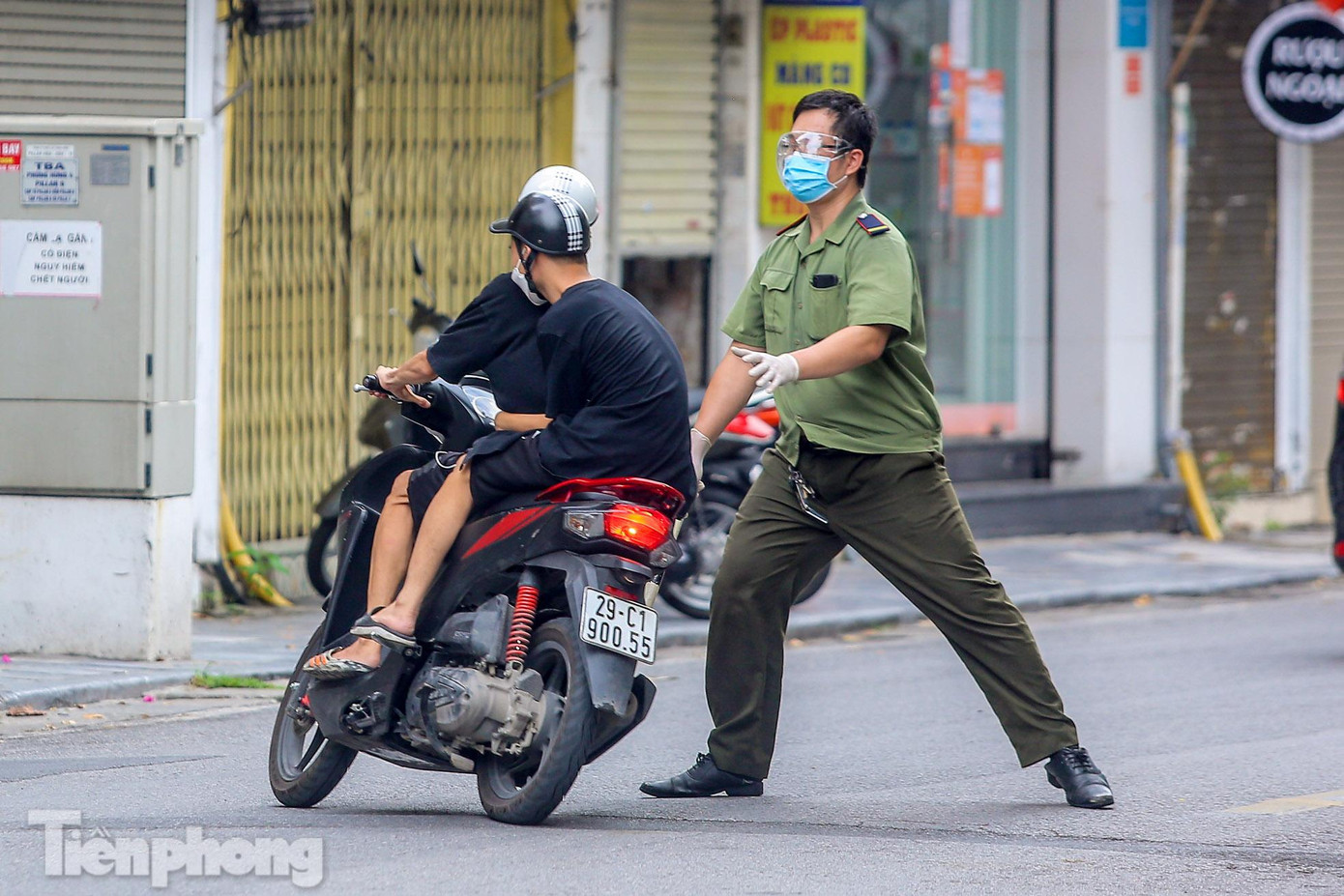 Trong thời gian giãn cách xã hội, tại điểm chốt kiểm soát kiểm tra lý do ra đường xuất hiện nhiều "quái xế" tăng ga bỏ chạy, quay đầu khi gặp lực lượng chức năng yêu cầu dừng xe. Trong thời gian giãn cách xã hội, tại điểm chốt kiểm soát kiểm tra lý do ra đường xuất hiện nhiều "quái xế" tăng ga bỏ chạy, quay đầu khi gặp lực lượng chức năng yêu cầu dừng xe.