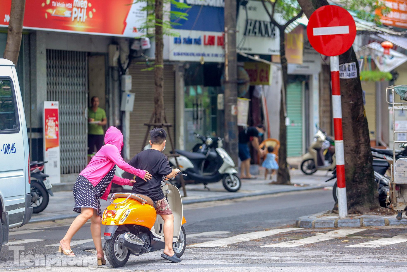 Một phương tiện bất chấp đi ngược chiều để "né" chốt. Một phương tiện bất chấp đi ngược chiều để "né" chốt.