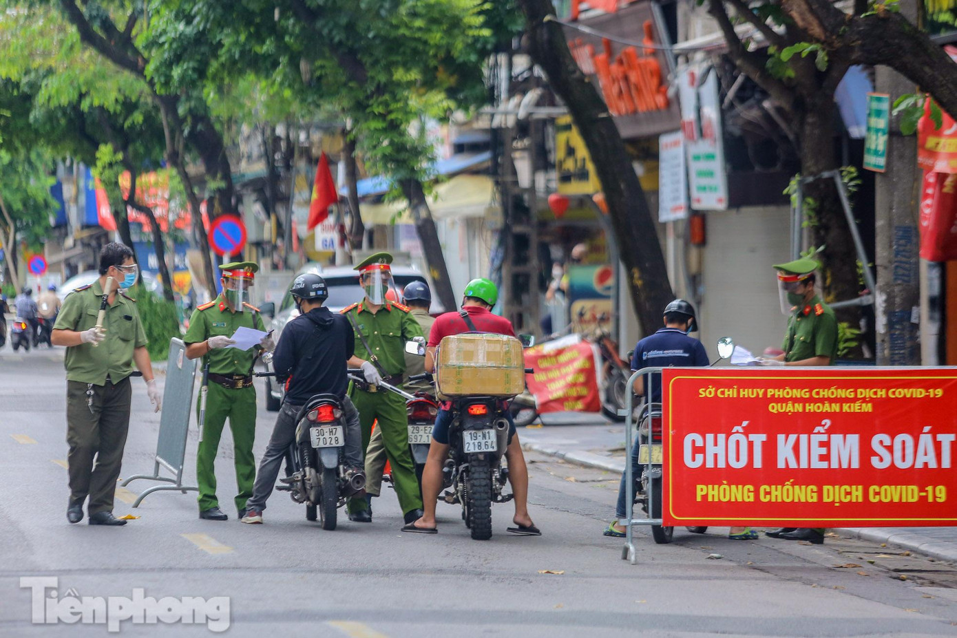 Theo lãnh đạo Công an quận Hoàn Kiếm cho biết, từ ngày 26/8, Công an quận Hoàn Kiếm bắt đầu triển khai tổ công tác đặc biệt theo mô hình hoạt động như 6 tổ liên quân của Công an TP Hà Nội. Theo đó, tổ công tác sẽ kiểm tra 100% người ra đường khu vực địa bàn quận một cách linh động. Theo lãnh đạo Công an quận Hoàn Kiếm cho biết, từ ngày 26/8, Công an quận Hoàn Kiếm bắt đầu triển khai tổ công tác đặc biệt theo mô hình hoạt động như 6 tổ liên quân của Công an TP Hà Nội. Theo đó, tổ công tác sẽ kiểm tra 100% người ra đường khu vực địa bàn quận một cách linh động.