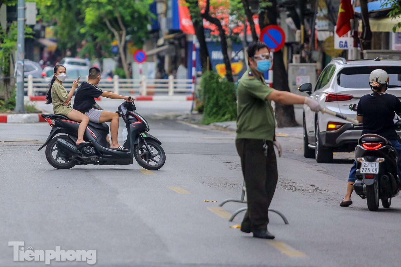 Một phương tiện xe máy di chuyển không đội mũ rẽ vào phố Hàng Bông nhanh chóng quay đầu khi thấy công an. Một phương tiện xe máy di chuyển không đội mũ rẽ vào phố Hàng Bông nhanh chóng quay đầu khi thấy công an.