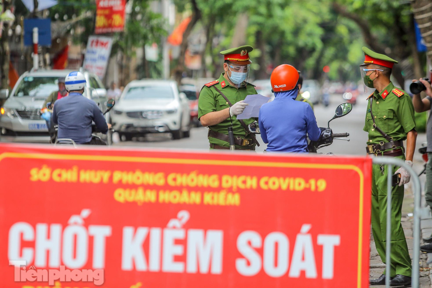 Theo đó, tổ công tác đặc biệt của Công an quận hoạt động không cố định mà linh hoạt trên nhiều tuyến phố cổ, bám sát từng địa bàn. Đồng thời kết hợp với công an phường sở tại có trách nhiệm thông báo cho cán bộ UBND phường phối hợp cùng để đảm bảo việc xử lý nghiêm minh. Theo đó, tổ công tác đặc biệt của Công an quận hoạt động không cố định mà linh hoạt trên nhiều tuyến phố cổ, bám sát từng địa bàn. Đồng thời kết hợp với công an phường sở tại có trách nhiệm thông báo cho cán bộ UBND phường phối hợp cùng để đảm bảo việc xử lý nghiêm minh.