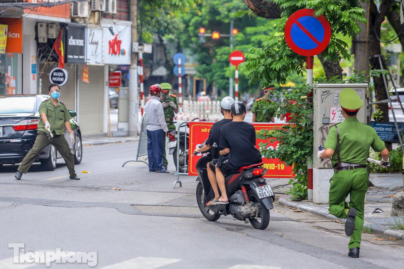 Ngoài những trường hợp bị xử phạt, tại điểm chốt kiểm soát đặc biệt trên xuất hiện nhiều "quái xế" tăng ga bỏ chạy khi gặp lực lượng chức năng yêu cầu dừng xe. Ngoài những trường hợp bị xử phạt, tại điểm chốt kiểm soát đặc biệt trên xuất hiện nhiều "quái xế" tăng ga bỏ chạy khi gặp lực lượng chức năng yêu cầu dừng xe.
