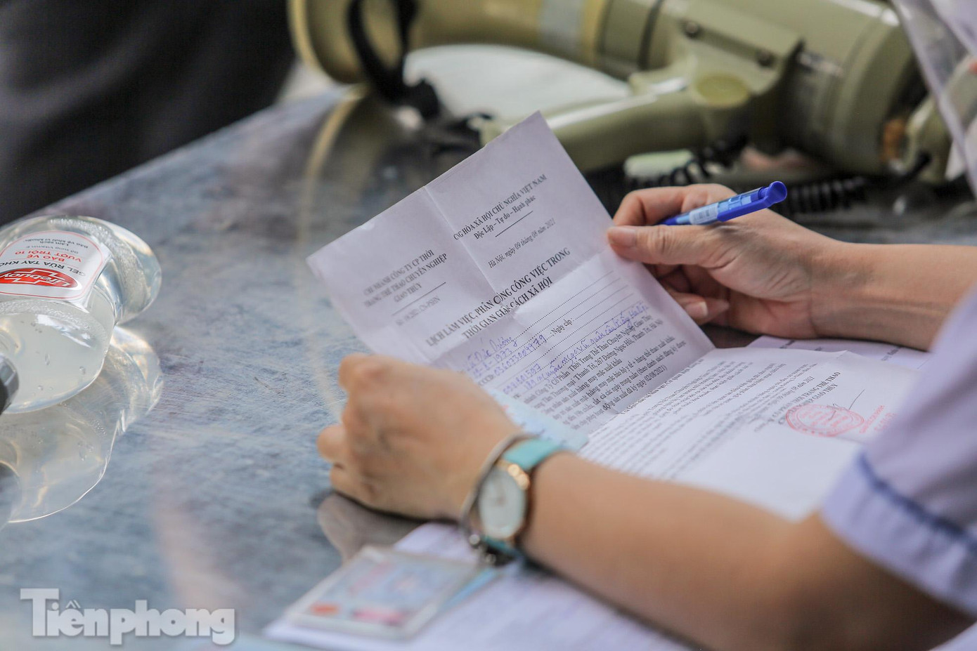 Một người dùng giấy đi đường không đúng với mẫu giấy ban hành của TP Hà Nội bị xử phạt. Một người dùng giấy đi đường không đúng với mẫu giấy ban hành của TP Hà Nội bị xử phạt.