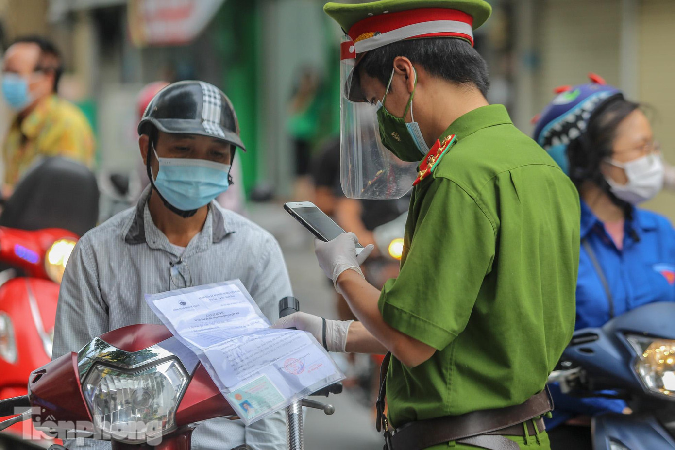 Chiều 3/9, Hà Nội bắt đầu cấp giấy đi đường mới có nhận diện QR Code. Công an Hà Nội cho biết, có 6 nhóm đối tượng dự kiến được cấp giấy đi đường. Tùy theo phân nhóm, thẩm quyền cấp giấy đi đường thuộc công an thành phố; công an phường, xã, thị trấn. Ngày 5/9, Công an Hà Nội ra văn bản hướng dẫn, phân cấp cụ thể về thẩm quyền cấp giấy đi đường, điều chỉnh lại so với dự kiến ban đầu. Trong đó, nhóm các cơ quan nhà nước, cơ quan ngoại giao, tổ chức quốc tế, doanh nghiệp nhà nước… thẩm quyền cấp giấy đi đường được điều chỉnh như cũ, do Thủ trưởng các đơn vị chịu trách nhiệm duyệt, cấp. Tối 5/9, Hà Nội ra thông báo trong 2 ngày 6 và 7/9, các lực lượng chức năng chưa xử phạt nếu người đi đường không có giấy đi đường theo quy định mới. Tới chiều tối 7/9, Bí thư Thành ủy Hà Nội Đinh Tiến Dũng cho biết, tiếp tục sử dụng giấy đi đường đã cấp và cấp giấy mới kết hợp nhập vào dữ liệu dân cư, xem xét hiệu quả thực tiễn thì mới nhập hai loại giấy thành một. Người dân được cấp giấy đi đường được phép đi xuyên vùng, nhưng phải đúng điểm đến. Chiều 3/9, Hà Nội bắt đầu cấp giấy đi đường mới có nhận diện QR Code. Công an Hà Nội cho biết, có 6 nhóm đối tượng dự kiến được cấp giấy đi đường. Tùy theo phân nhóm, thẩm quyền cấp giấy đi đường thuộc công an thành phố; công an phường, xã, thị trấn. Ngày 5/9, Công an Hà Nội ra văn bản hướng dẫn, phân cấp cụ thể về thẩm quyền cấp giấy đi đường, điều chỉnh lại so với dự kiến ban đầu. Trong đó, nhóm các cơ quan nhà nước, cơ quan ngoại giao, tổ chức quốc tế, doanh nghiệp nhà nước… thẩm quyền cấp giấy đi đường được điều chỉnh như cũ, do Thủ trưởng các đơn vị chịu trách nhiệm duyệt, cấp. Tối 5/9, Hà Nội ra thông báo trong 2 ngày 6 và 7/9, các lực lượng chức năng chưa xử phạt nếu người đi đường không có giấy đi đường theo quy định mới. Tới chiều tối 7/9, Bí thư Thành ủy Hà Nội Đinh Tiến Dũng cho biết, tiếp tục sử dụng giấy đi đường đã cấp và cấp giấy mới kết hợp nhập vào dữ liệu dân cư, xem xét hiệu quả thực tiễn thì mới nhập hai loại giấy thành một. Người dân được cấp giấy đi đường được phép đi xuyên vùng, nhưng phải đúng điểm đến.