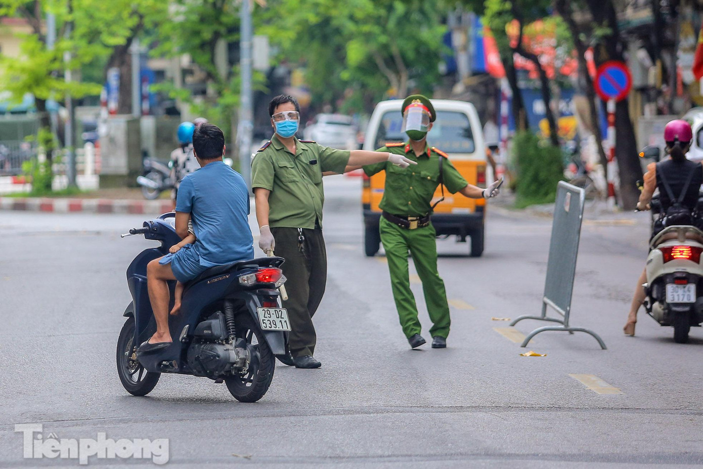 Một thanh niên ôm bé nhỏ khi thấy lực lượng chức năng đã liều lĩnh phóng ga vượt qua chốt kiểm soát. Một thanh niên ôm bé nhỏ khi thấy lực lượng chức năng đã liều lĩnh phóng ga vượt qua chốt kiểm soát.