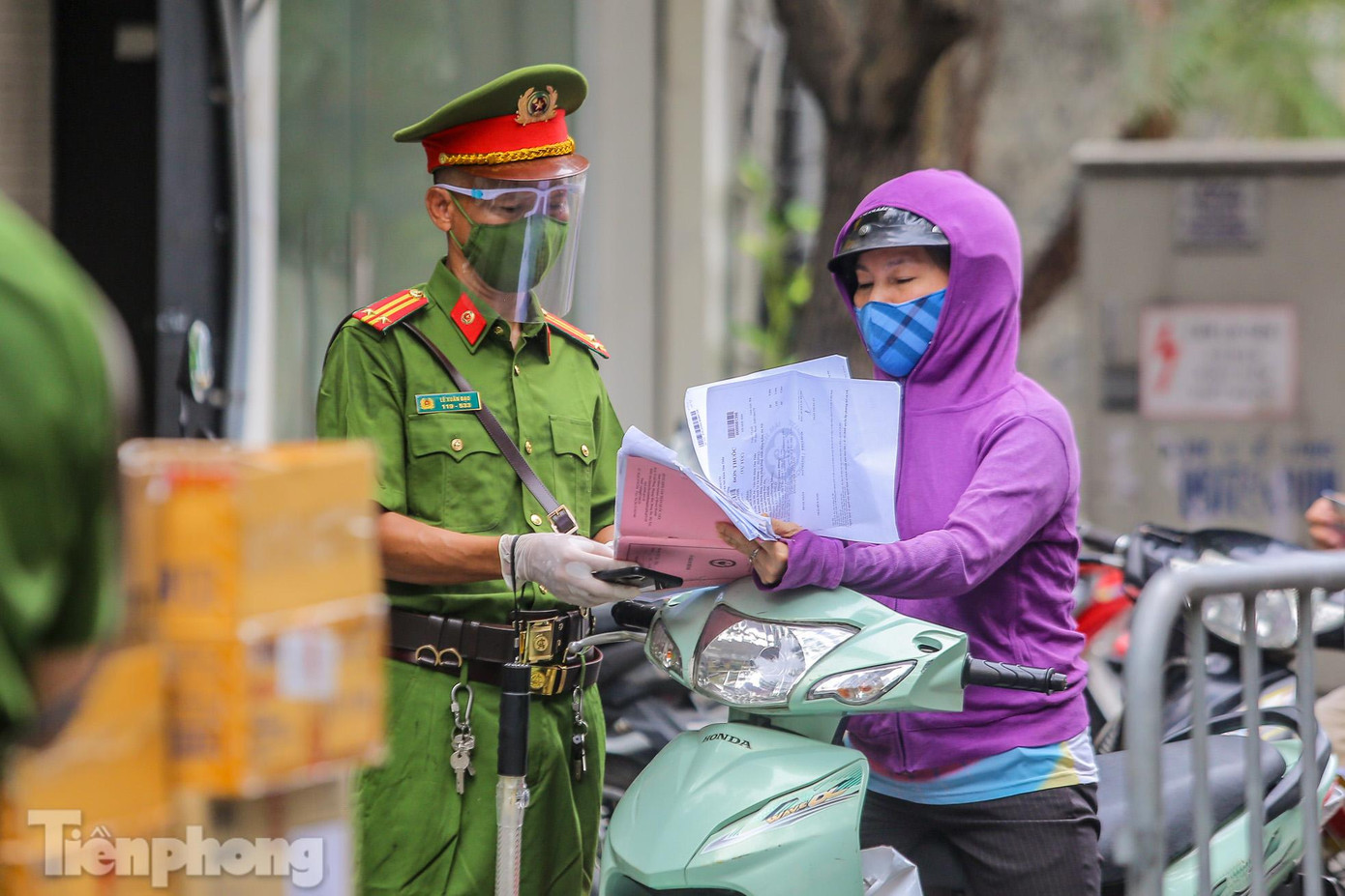 Bốn lần điều chỉnh đến bỏ quy định giấy đi đường: Ngày 27/7, Thường trực Thành ủy Hà Nội đã giao thành phố thống nhất mẫu giấy tờ, quy trình kiểm soát việc di chuyển của lực lượng công vụ, y tế, công nhân, lao động hiện đang sinh sống tại các khu vực ven thành phố, rút ngắn thời gian khai báo để di chuyển vào thành phố làm việc. Bốn lần điều chỉnh đến bỏ quy định giấy đi đường: Ngày 27/7, Thường trực Thành ủy Hà Nội đã giao thành phố thống nhất mẫu giấy tờ, quy trình kiểm soát việc di chuyển của lực lượng công vụ, y tế, công nhân, lao động hiện đang sinh sống tại các khu vực ven thành phố, rút ngắn thời gian khai báo để di chuyển vào thành phố làm việc.