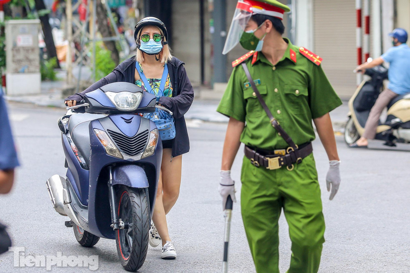 Một trường hợp không trình được giấy đi đường được mời vào chốt giải quyết. Một trường hợp không trình được giấy đi đường được mời vào chốt giải quyết.