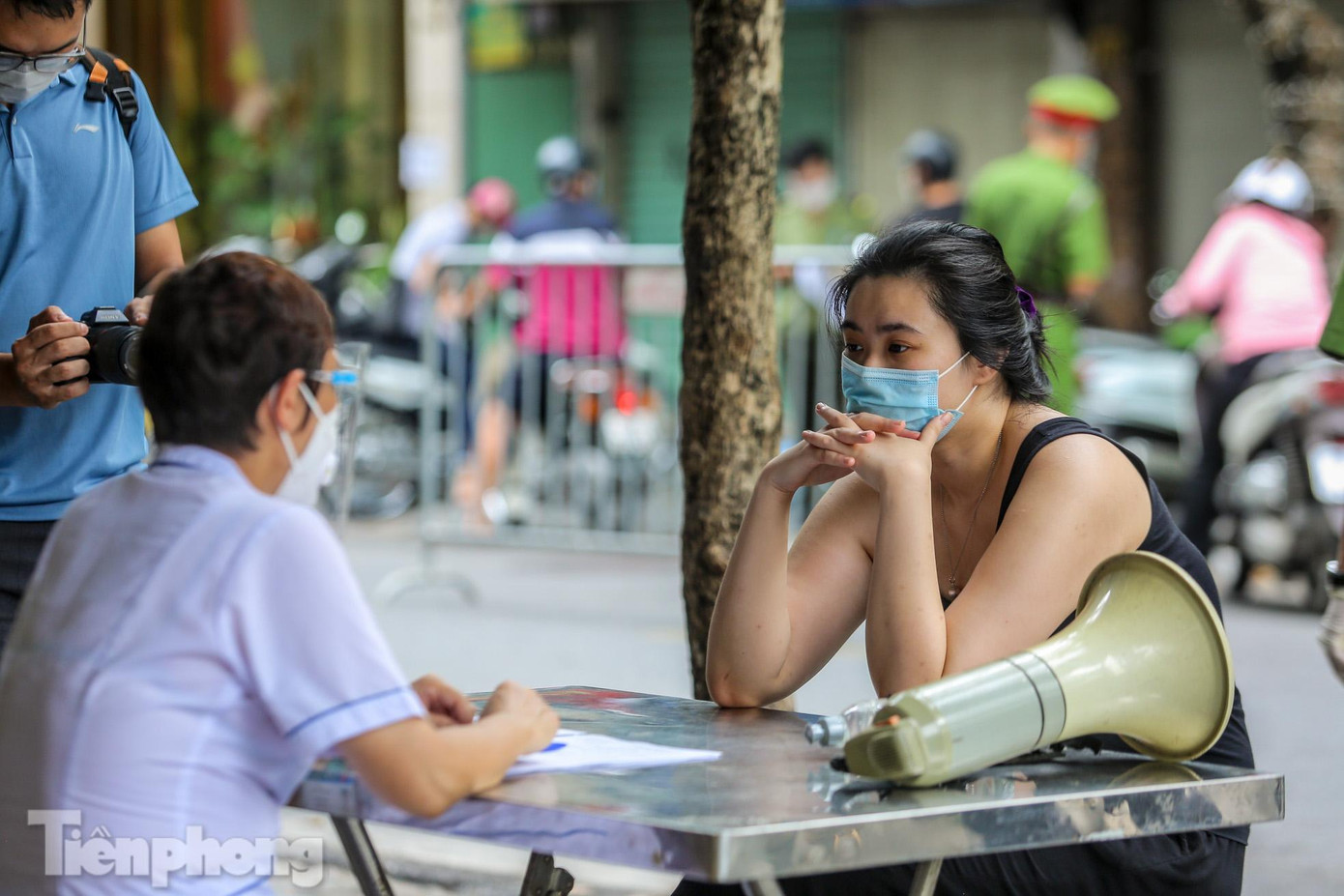 Một trường hợp đi bộ ra đường với lý do không chính đáng, không có giấy tờ tùy thân chờ được xử lý. Một trường hợp đi bộ ra đường với lý do không chính đáng, không có giấy tờ tùy thân chờ được xử lý.