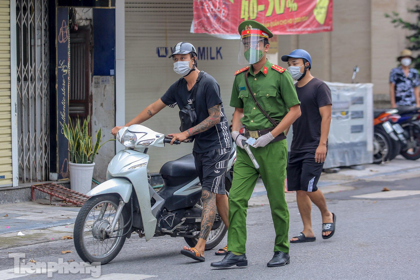 Qua kiểm tra, bên cạnh ra đường đúng với quy định, tổ công tác đã phát hiện ra nhiều trường hợp không chính đáng. Nhiều lý do được đưa ra như đi chợ, đưa thực phẩm cho người thân... trái với quy định phòng chống dịch COVID-19. Qua kiểm tra, bên cạnh ra đường đúng với quy định, tổ công tác đã phát hiện ra nhiều trường hợp không chính đáng. Nhiều lý do được đưa ra như đi chợ, đưa thực phẩm cho người thân... trái với quy định phòng chống dịch COVID-19.
