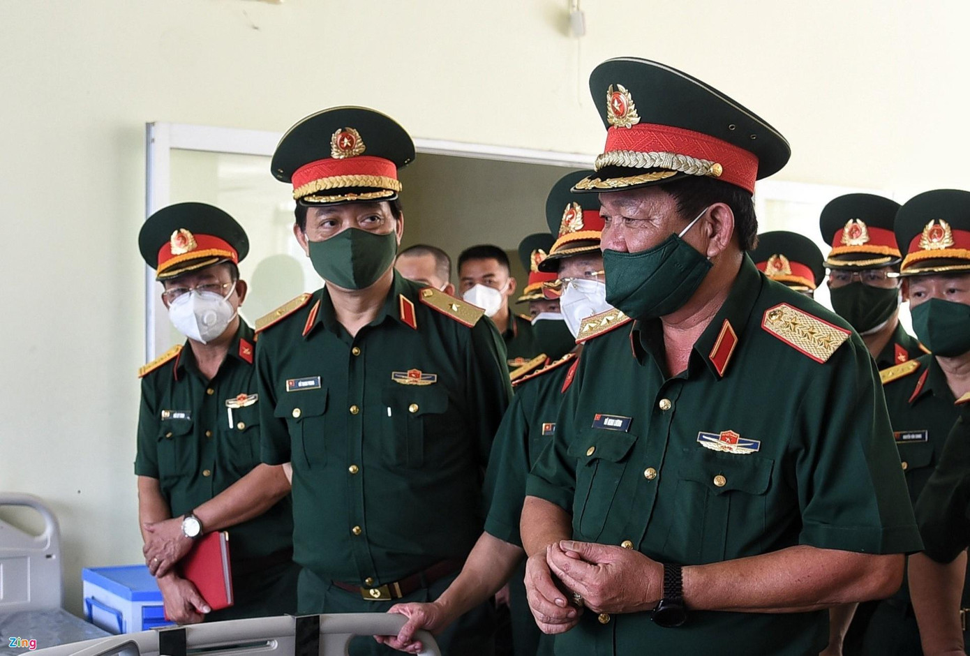 Thiếu tướng Đỗ Thanh Phong (thứ 2 từ trái sang) cùng đoàn công tác do Thứ trưởng Bộ Quốc phòng Võ Minh Lương dẫn đầu đi kiểm tra Bệnh viện dã chiến số 5D tại Ký túc xá Đại học Quốc gia TP.HCM. Ảnh: Ngọc Tân. Thiếu tướng Đỗ Thanh Phong (thứ 2 từ trái sang) cùng đoàn công tác do Thứ trưởng Bộ Quốc phòng Võ Minh Lương dẫn đầu đi kiểm tra Bệnh viện dã chiến số 5D tại Ký túc xá Đại học Quốc gia TP.HCM. Ảnh: Ngọc Tân.