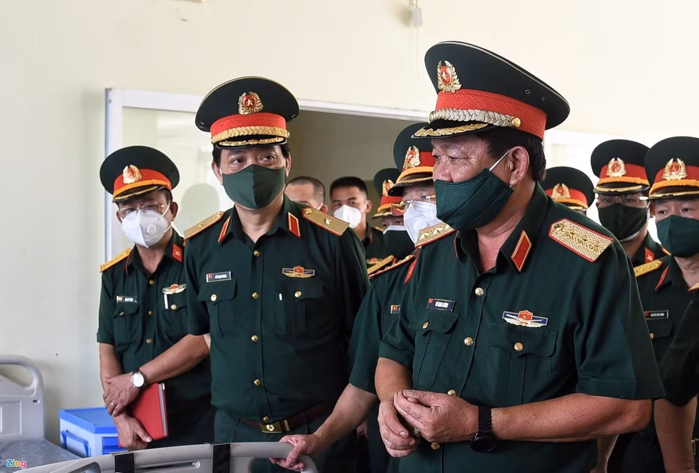 Thiếu tướng Đỗ Thanh Phong (thứ 2 từ trái sang) cùng đoàn công tác do Thứ trưởng Bộ Quốc phòng Võ Minh Lương dẫn đầu đi kiểm tra Bệnh viện dã chiến số 5D tại Ký túc xá Đại học Quốc gia TP.HCM. Ảnh: Ngọc Tân. Thiếu tướng Đỗ Thanh Phong (thứ 2 từ trái sang) cùng đoàn công tác do Thứ trưởng Bộ Quốc phòng Võ Minh Lương dẫn đầu đi kiểm tra Bệnh viện dã chiến số 5D tại Ký túc xá Đại học Quốc gia TP.HCM. Ảnh: Ngọc Tân.