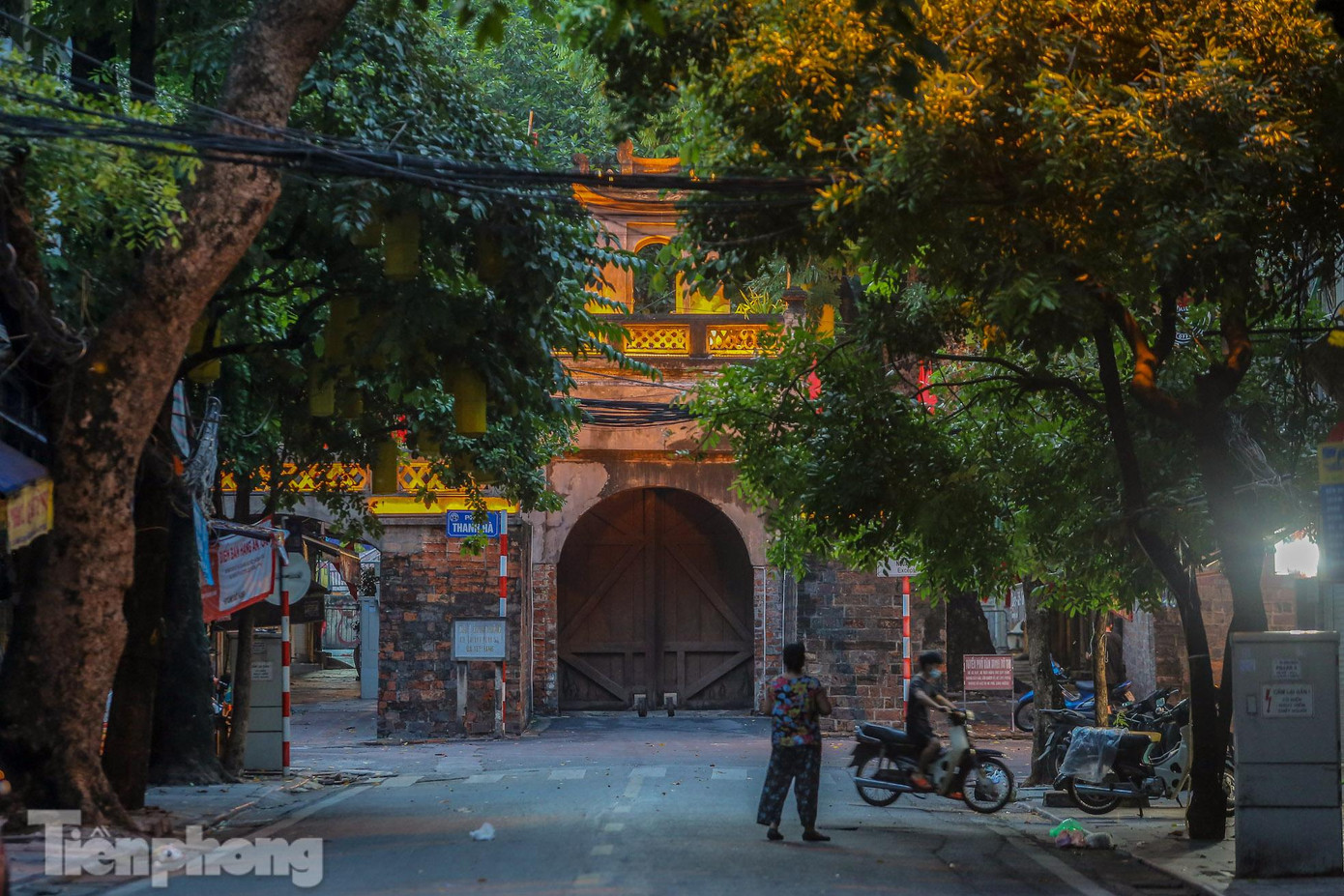 Những ngày này, nhiều người dân khu vực phố cổ Hà Nội ngỡ ngàng trước hình ảnh Ô Quan Chưởng đóng cửa vào mỗi buổi tối.