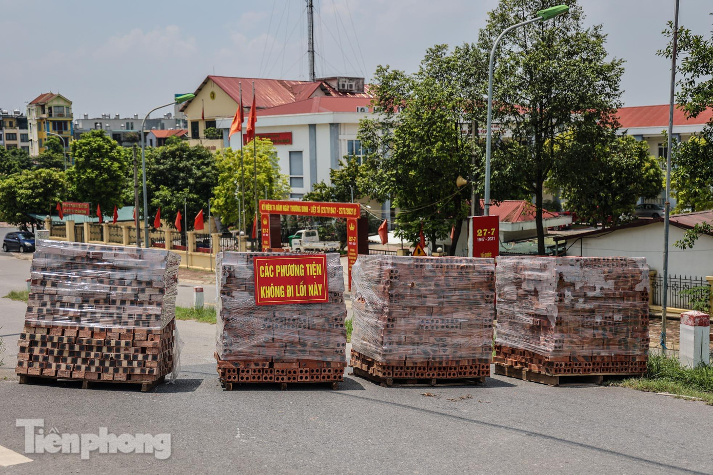 Để lập chốt phong tỏa, nhiều nơi dùng xe tải, gạch đá, thùng container, các thanh sắt... để lập các hàng rào tại cửa ngõ vào khu vực. Để lập chốt phong tỏa, nhiều nơi dùng xe tải, gạch đá, thùng container, các thanh sắt... để lập các hàng rào tại cửa ngõ vào khu vực.